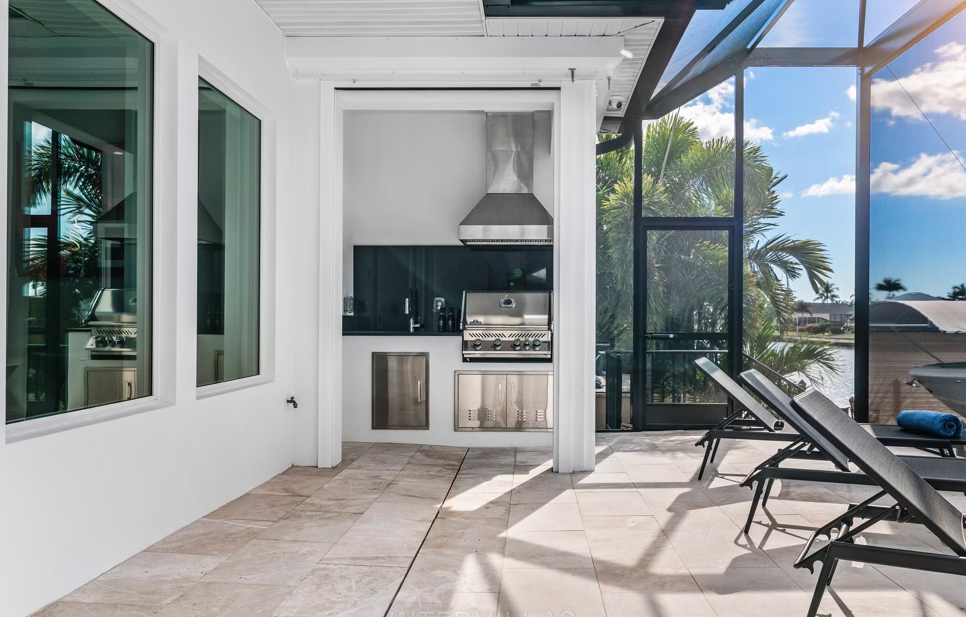 Moderne Villa am Kanal mit Salzwasserpool und Outdoor-Spa bei Sonnenuntergang.