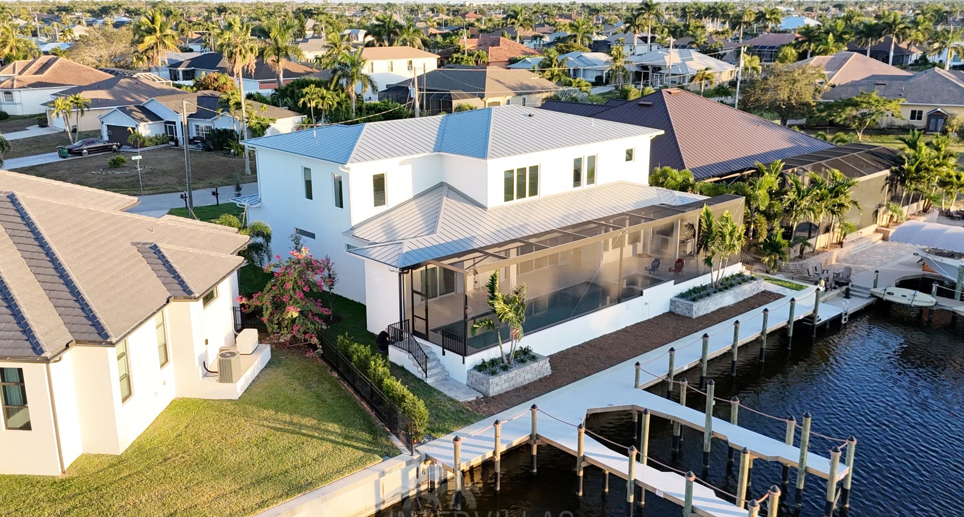 Moderne Waterfront-Villa am Kanal mit Salzwasserpool und Spa.