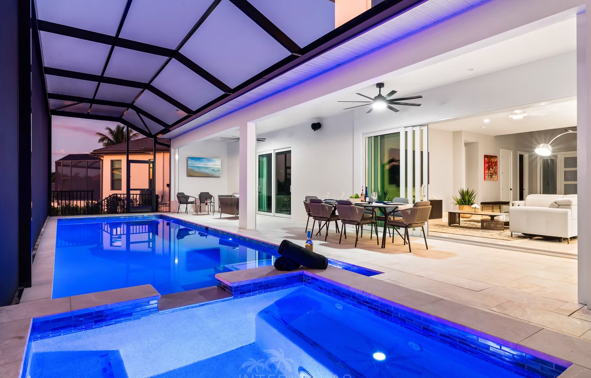 Moderne Villa am Kanal mit Salzwasserpool, Spa und Bootsanlegestelle.