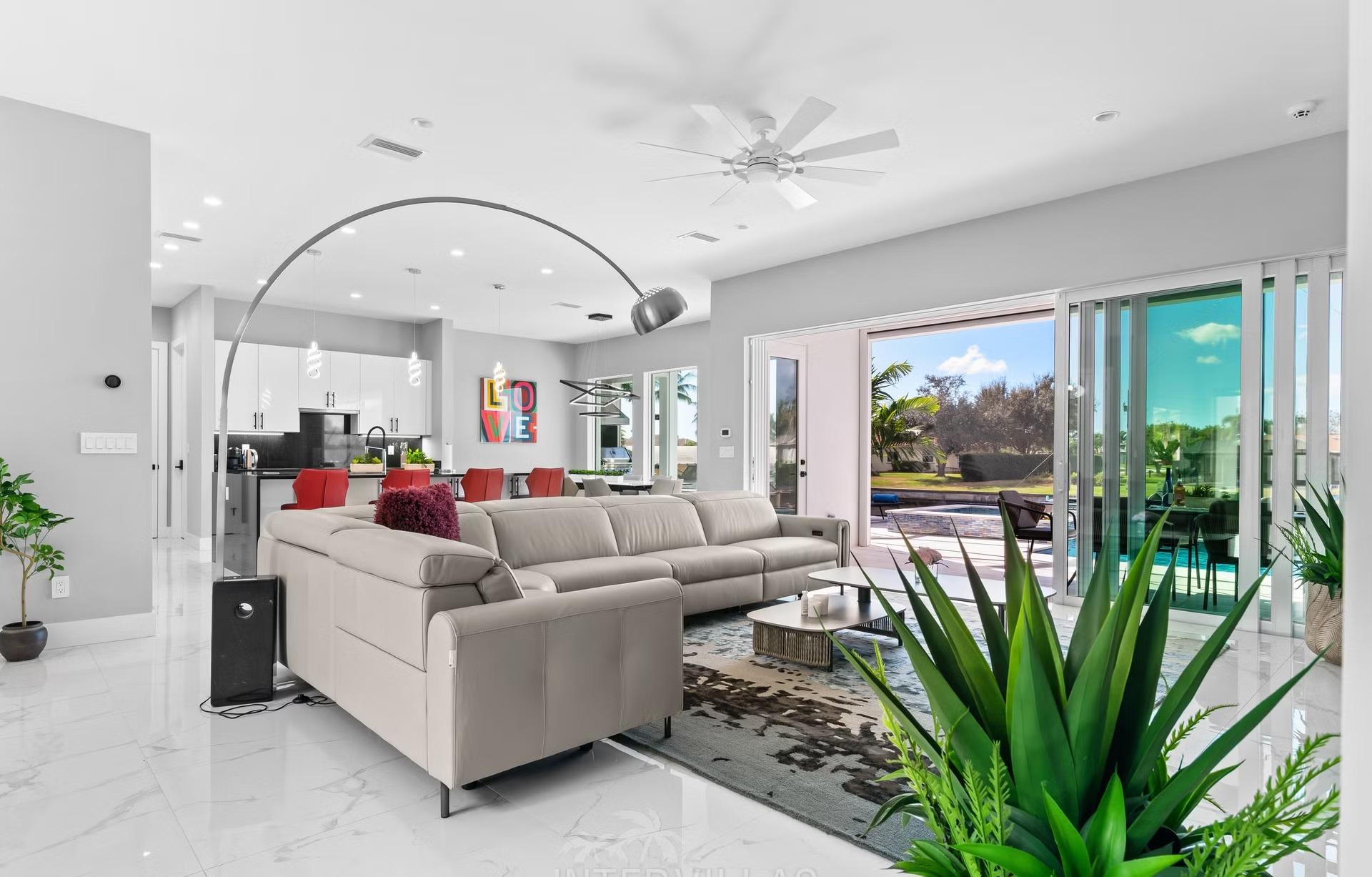 Moderne Villa am Kanal mit Salzwasserpool, Outdoor-Spa und Bootsanlegestelle.