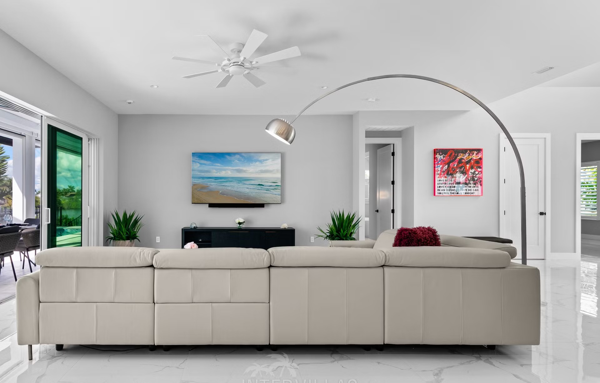 Moderne Waterfront-Villa am Kanal mit Salzwasserpool und Spa.