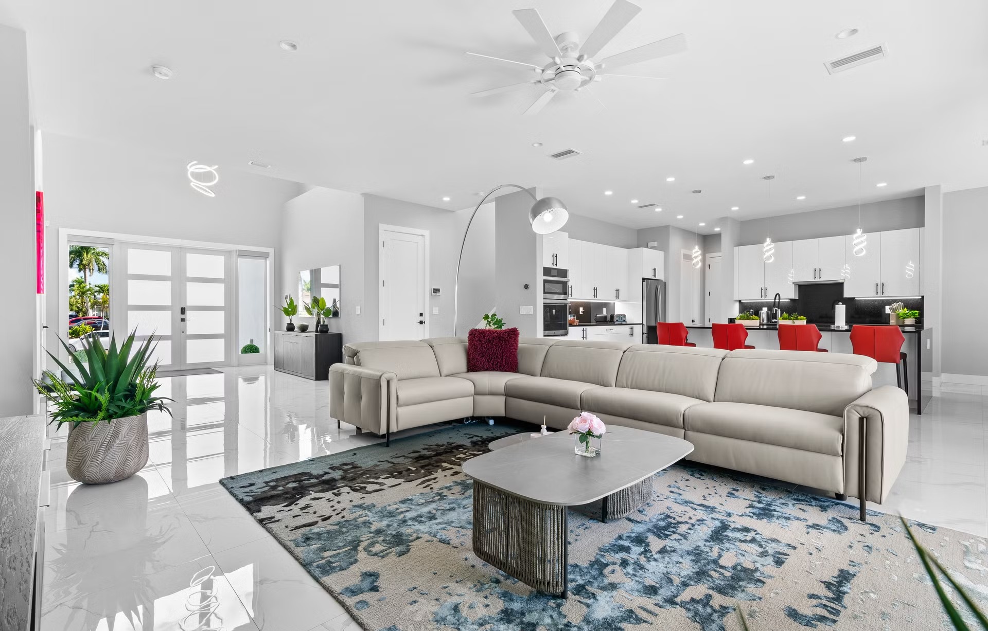 Blick auf den Kanal mit Bootsanlegestelle und Kajak am Ufer