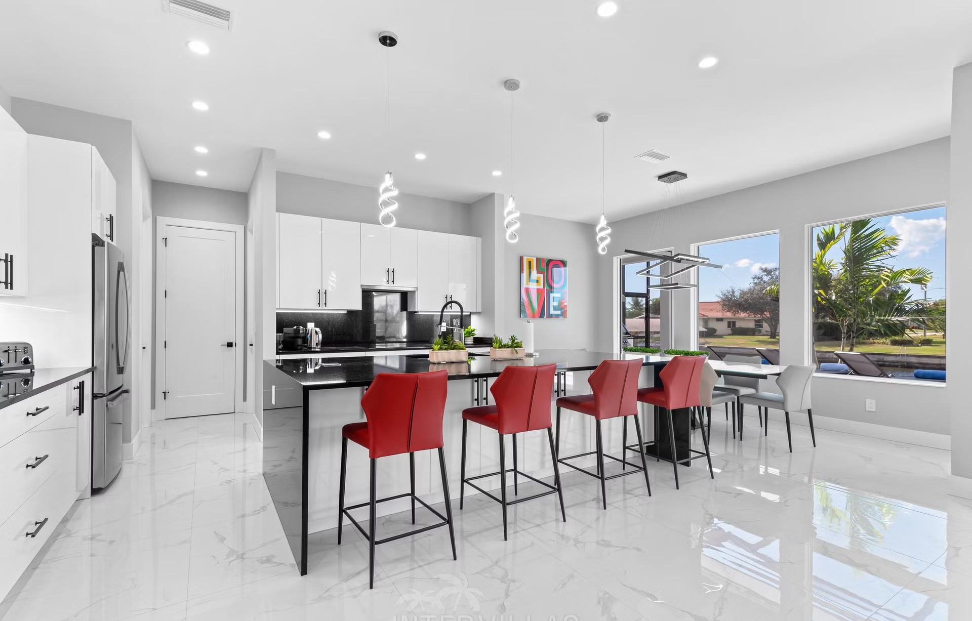 Waterfront-Villa am Kanal mit Bootsanleger und Blick aufs Wasser.