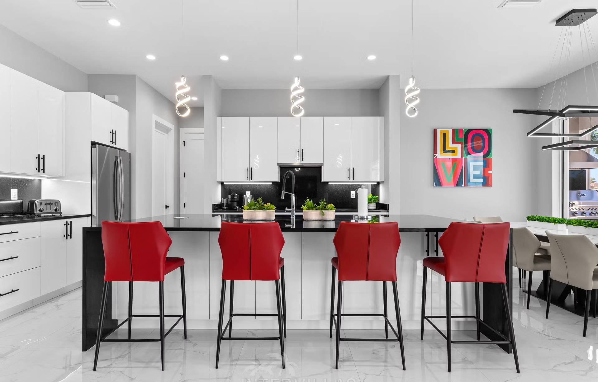 Moderne Villa am Kanal mit Salzwasserpool, Spa und Bootsanleger.