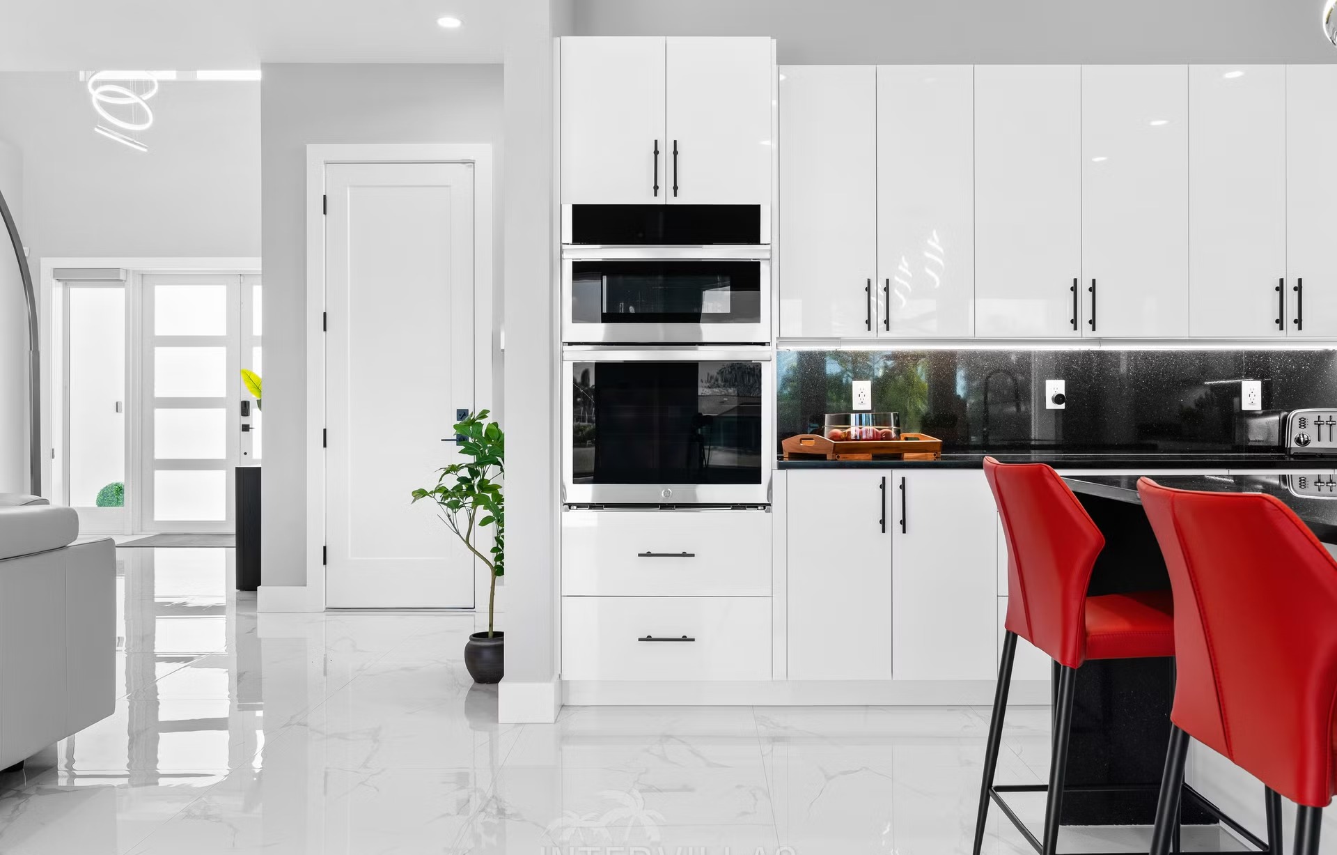 Moderne Villa am Kanal mit Salzwasserpool, Spa und Bootsanleger.