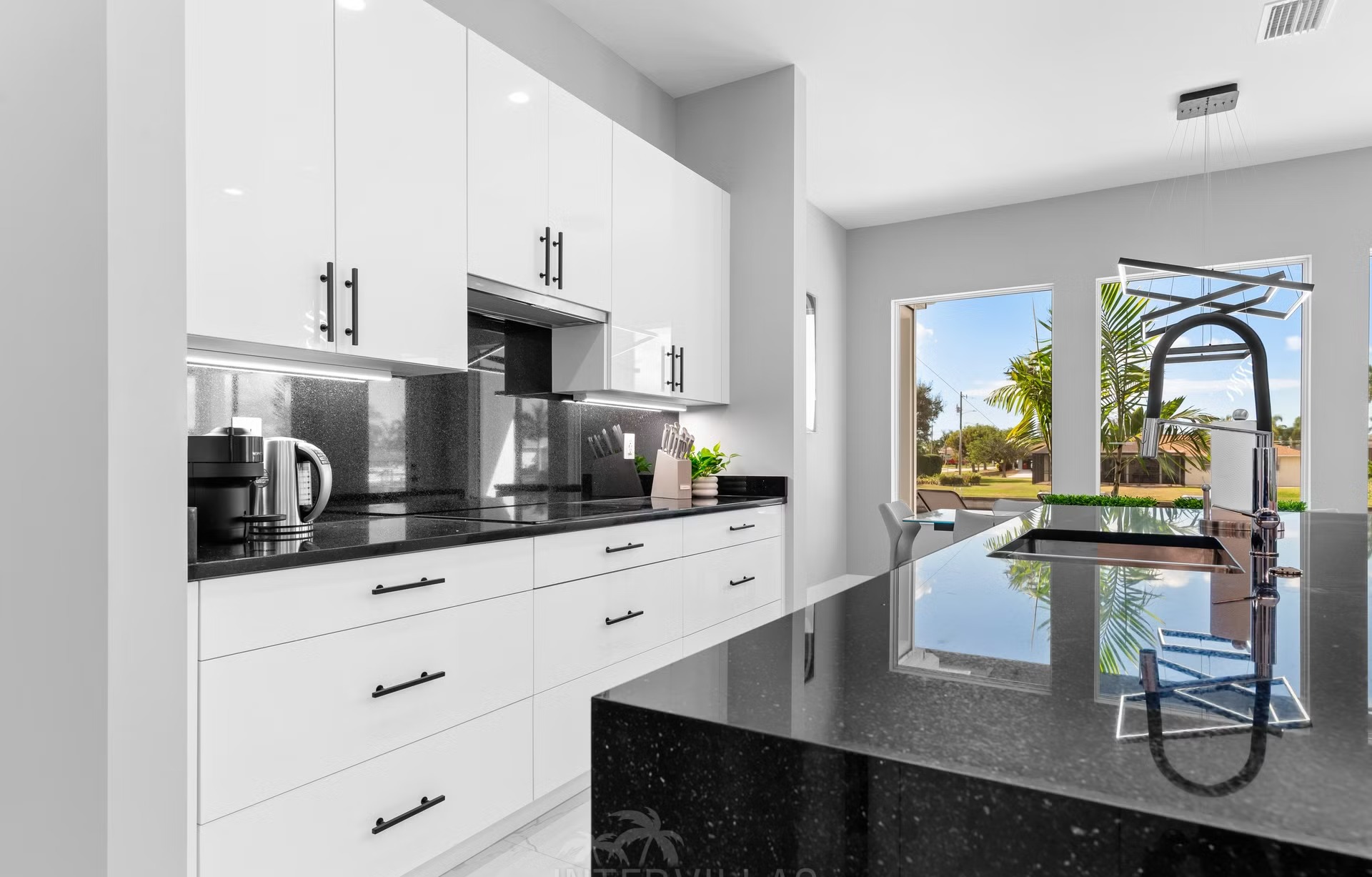 Moderne Villa am Kanal mit Gulf-Access, Salzwasserpool und Outdoor-Spa.