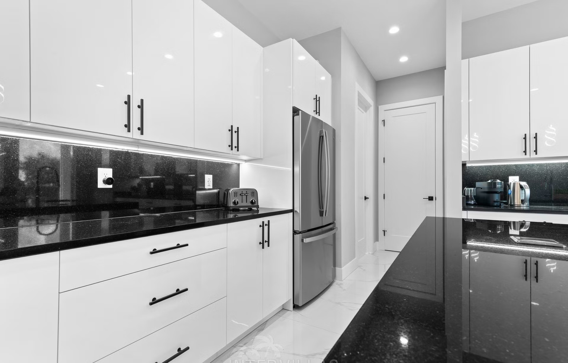 Moderne Waterfront-Villa am Kanal mit Salzwasserpool, Spa und Bootsanlegestelle.