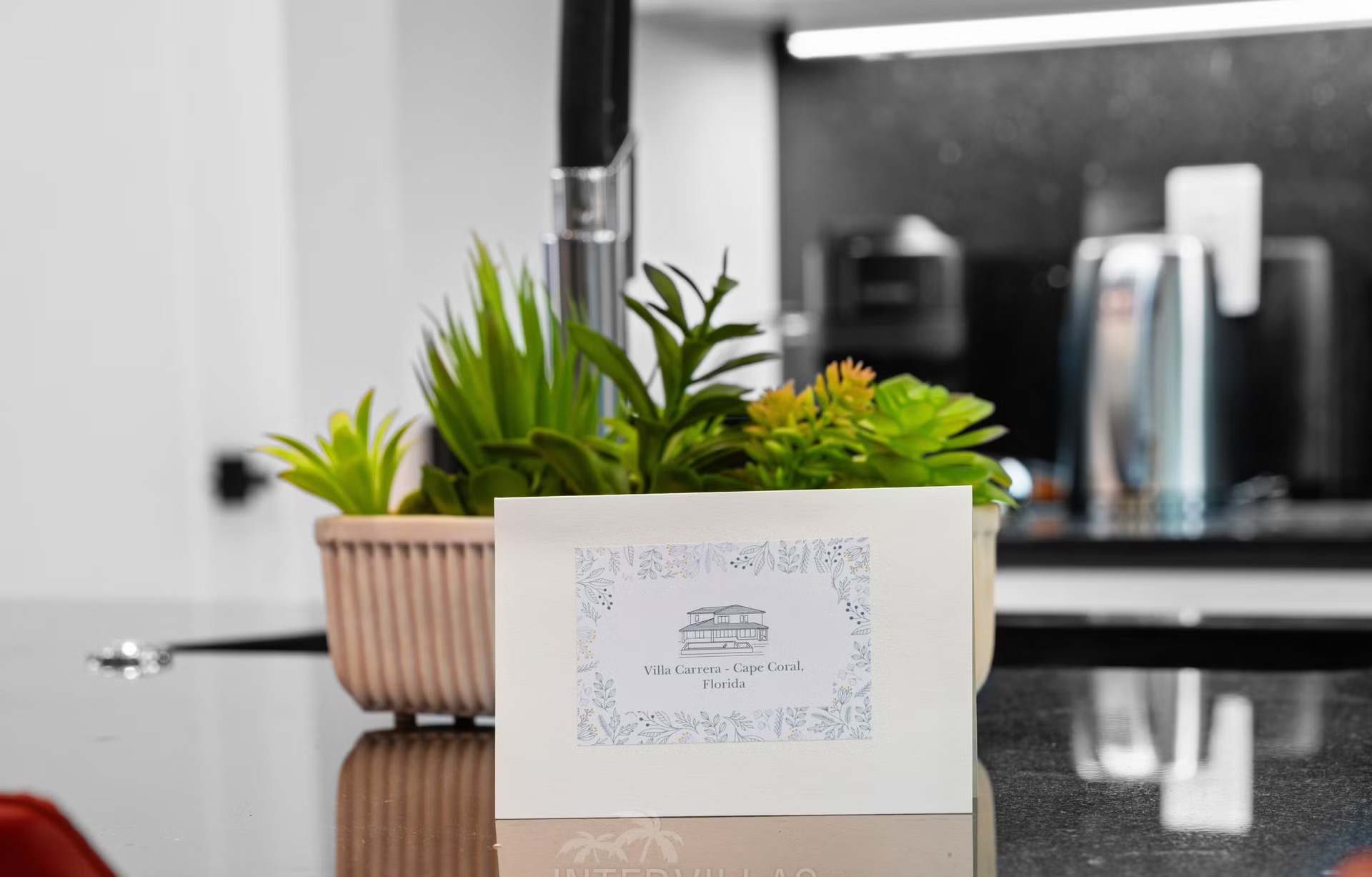 Moderne Waterfront-Villa am Kanal mit Salzwasserpool und Outdoor-Spa.