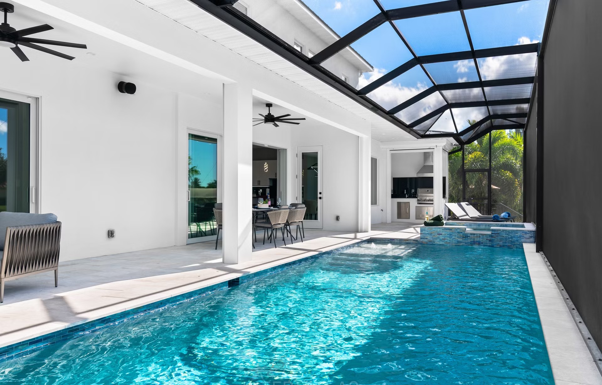 Moderne Villa am Kanal mit Salzwasserpool und Outdoor-Spa (Westausrichtung).