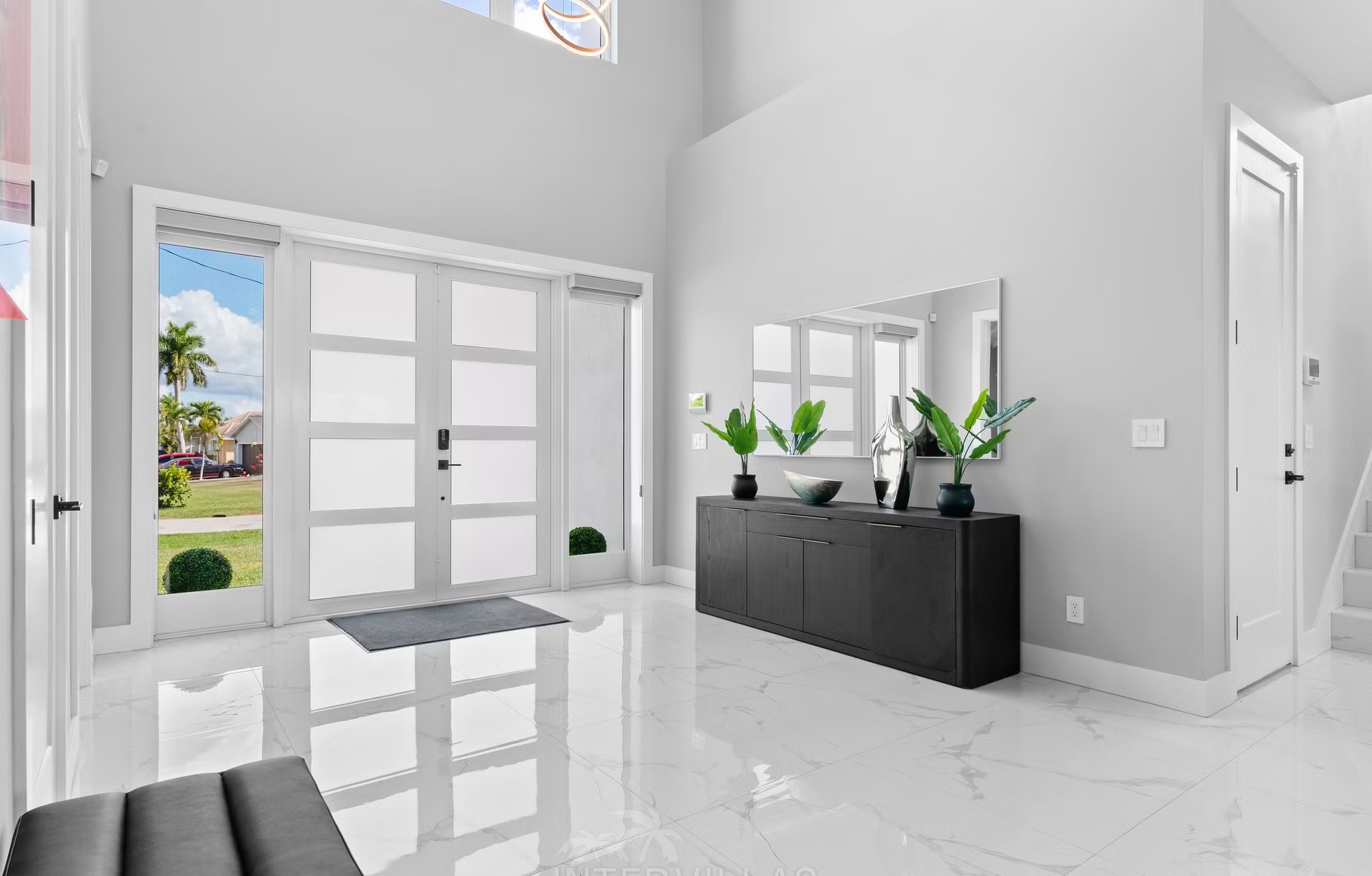 Moderne Villa am Kanal mit Salzwasserpool und Outdoor-Spa.