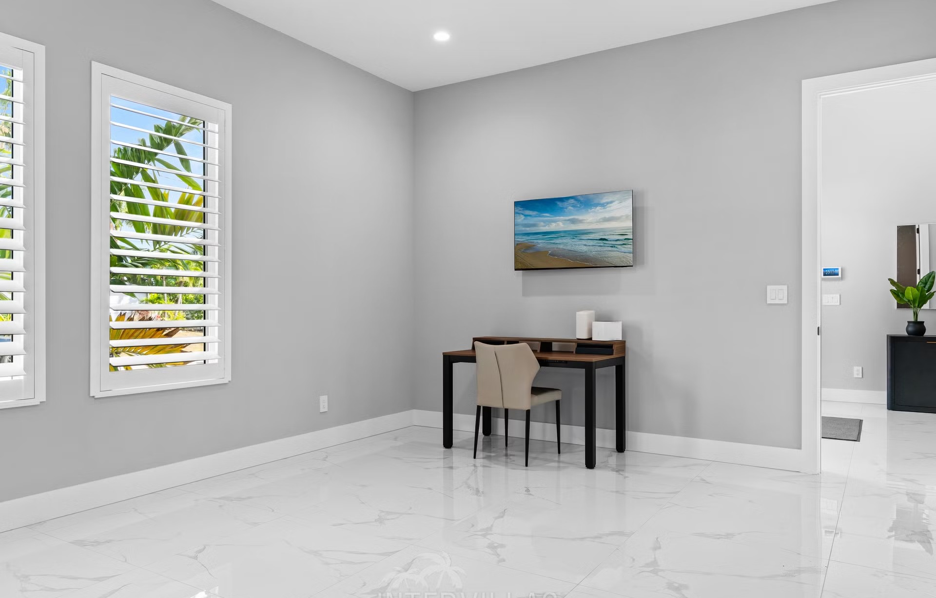 Waterfront-Terrasse mit Salzwasserpool, Spa und Blick auf den Kanal bei Sonnenuntergang.