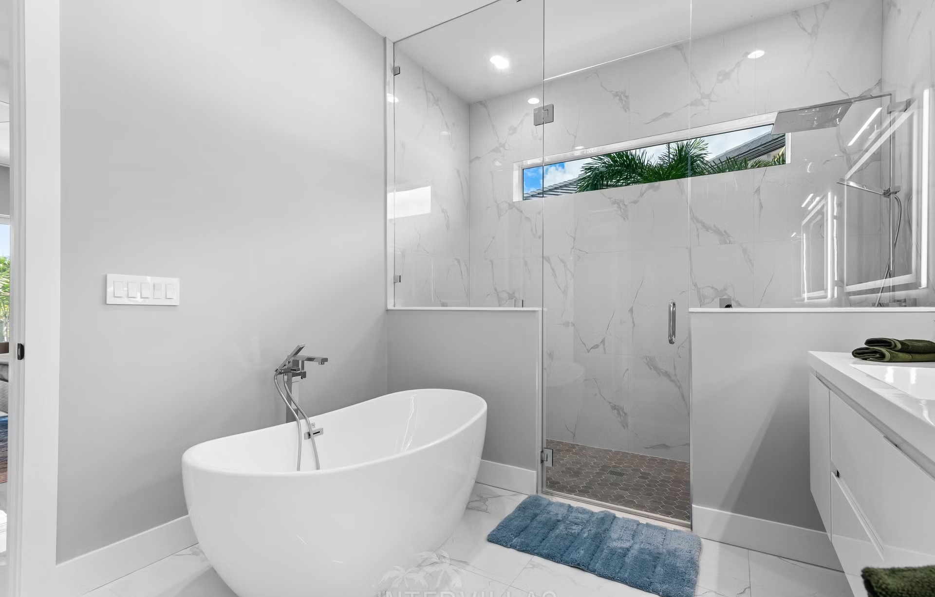 Moderne Villa am Kanal mit Salzwasserpool, Outdoor-Spa und Westausrichtung für Sonnenuntergänge.