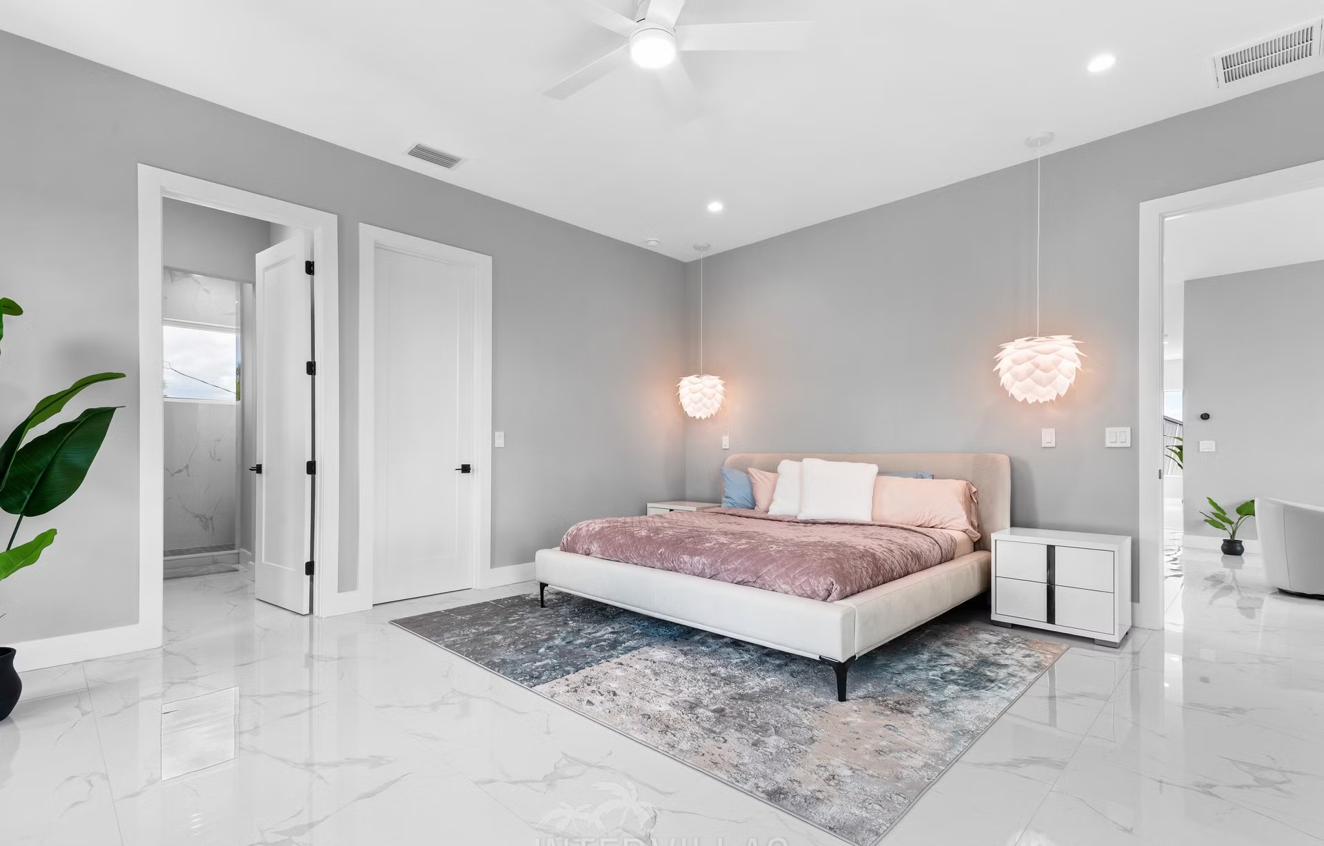 Salzwasserpool mit Spa und Blick auf den Kanal bei Sonnenuntergang.