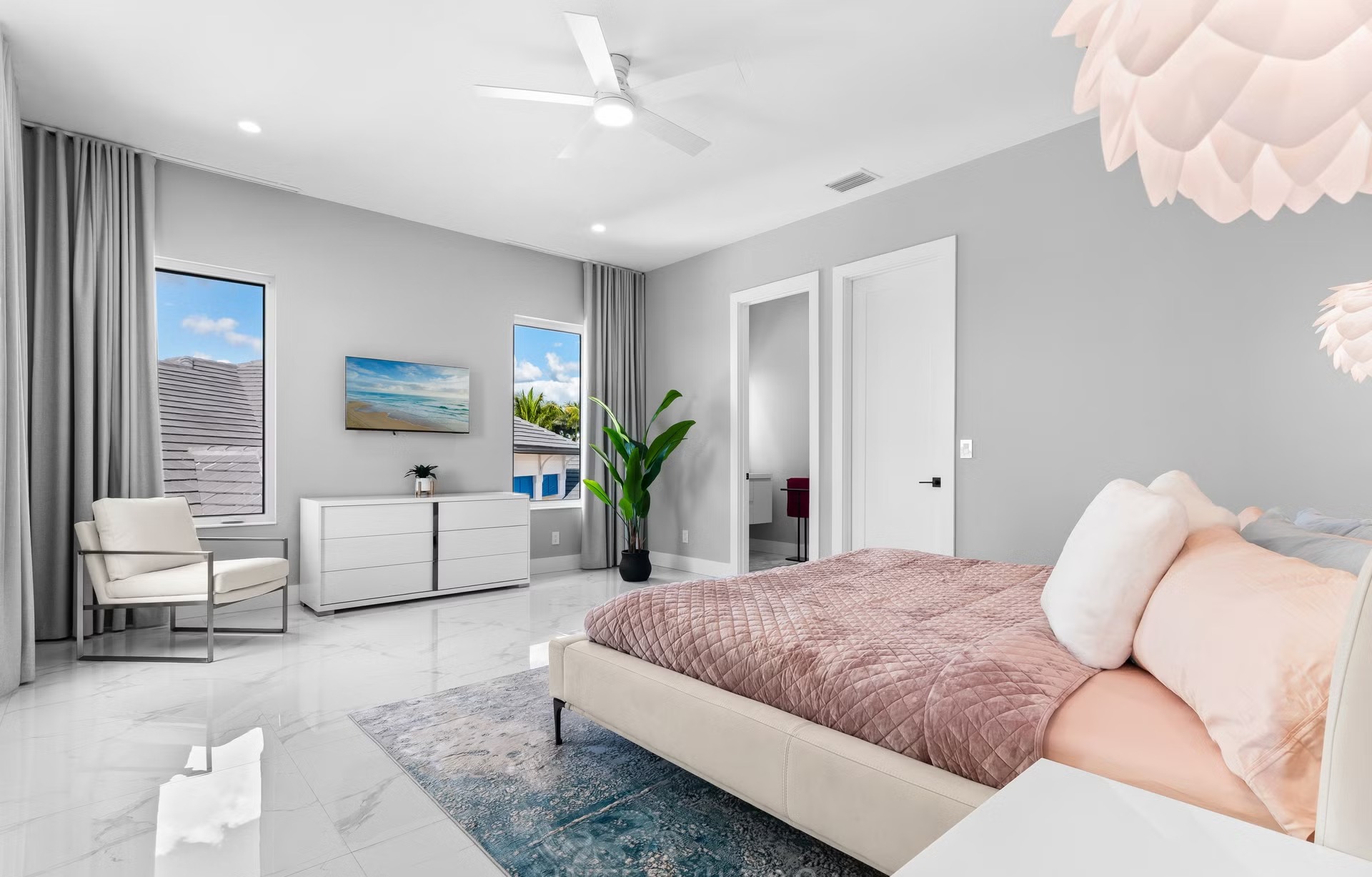 Blick auf Kanal mit Bootsanlegestelle und Poolbereich bei Sonnenuntergang.