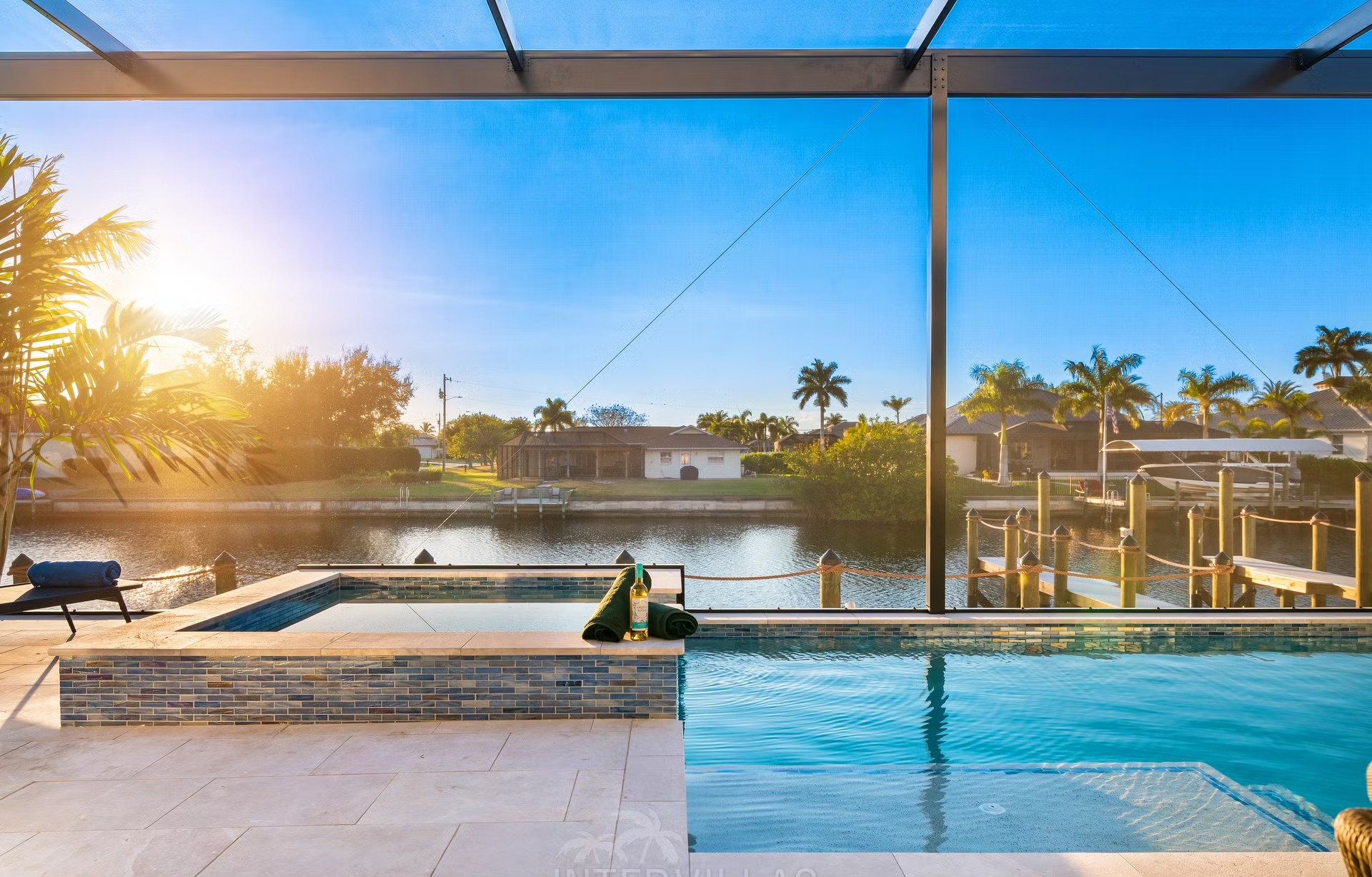 Salzwasserpool und Outdoor-Spa mit Blick auf den Kanal bei Westausrichtung.