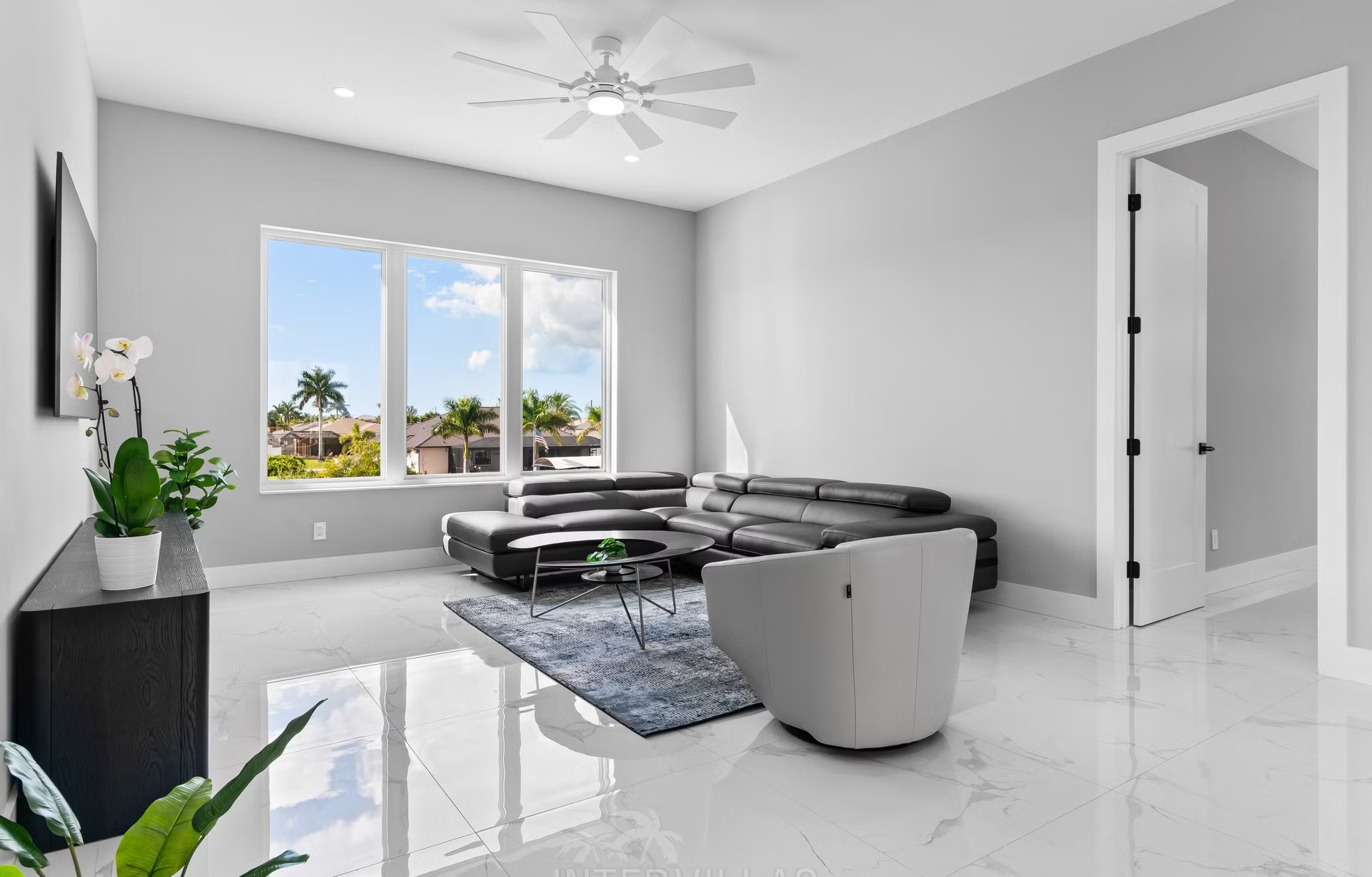 Moderne Villa am Kanal mit Salzwasserpool, Spa und Bootsanleger.