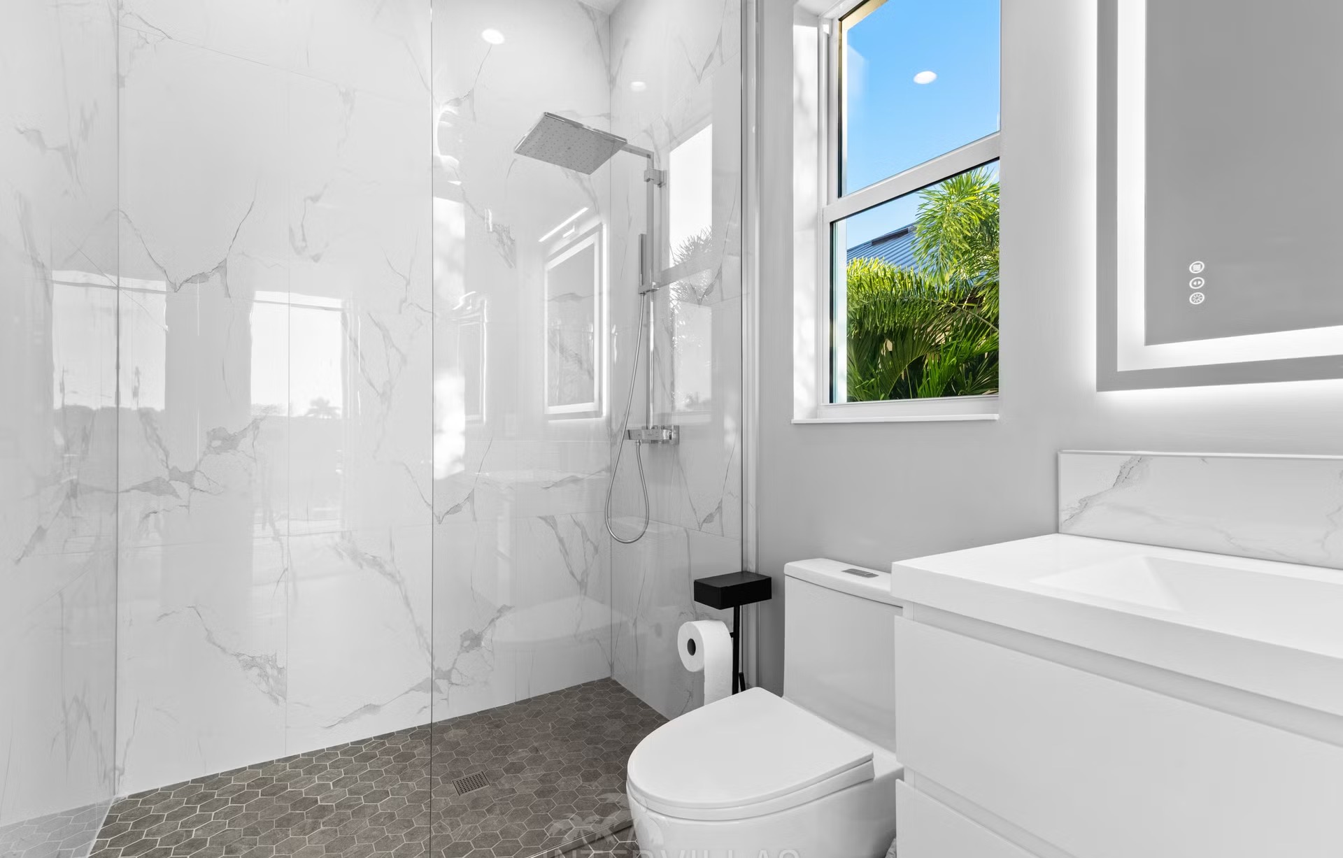 Westlich ausgerichteter Salzwasserpool mit Spa und Blick auf den Kanal.