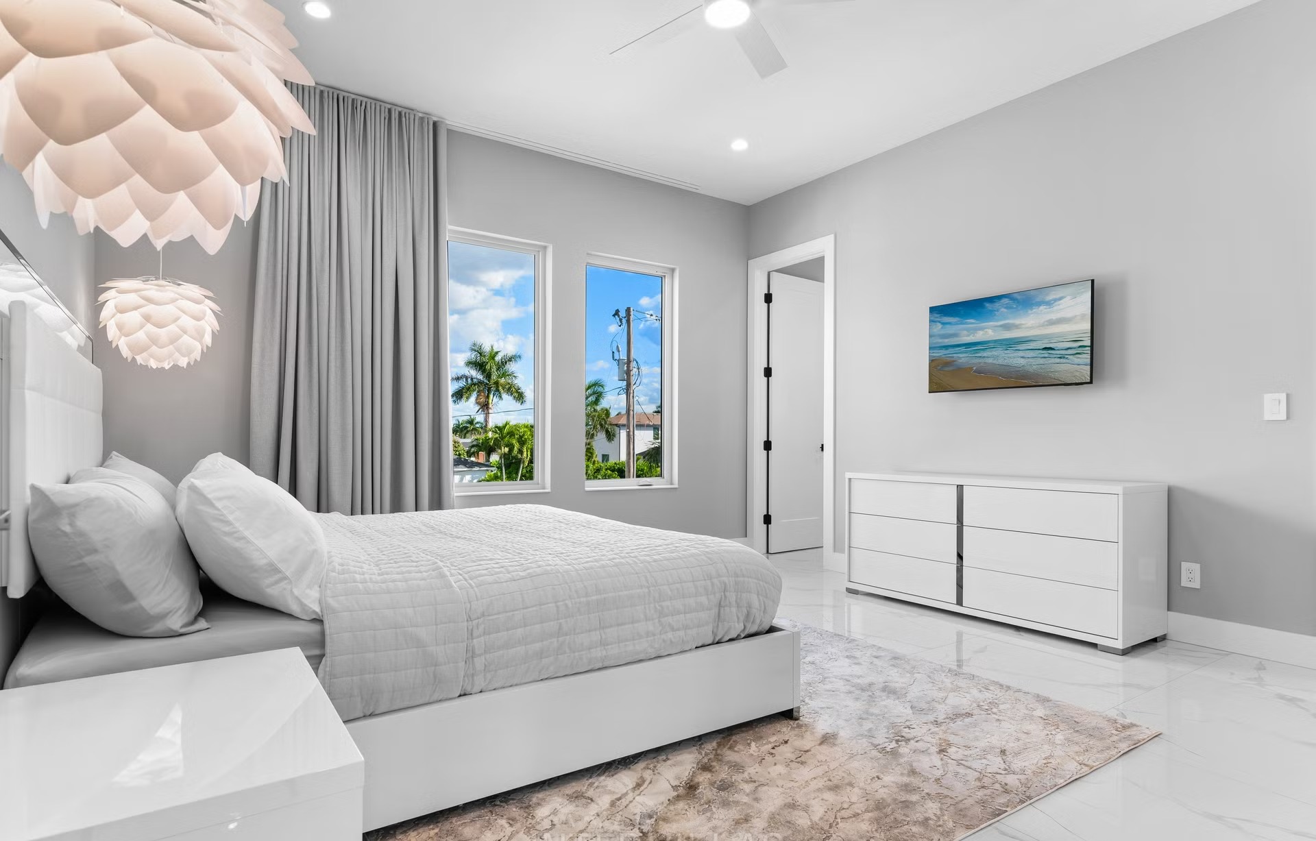 Westlich ausgerichteter Salzwasserpool mit Spa und Blick auf den Kanal.