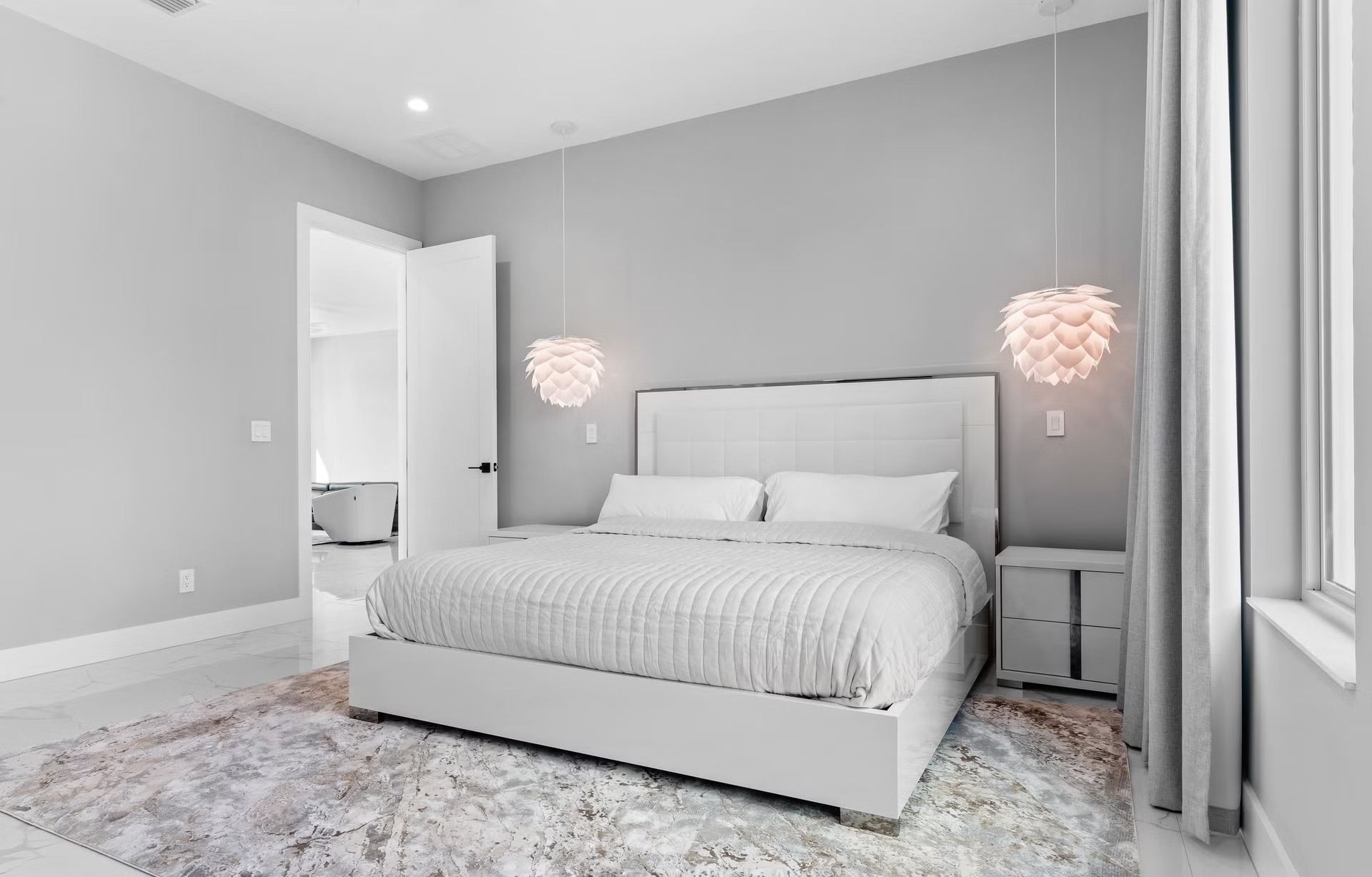 Moderne Villa am Kanal mit Salzwasserpool und Outdoor-Spa.