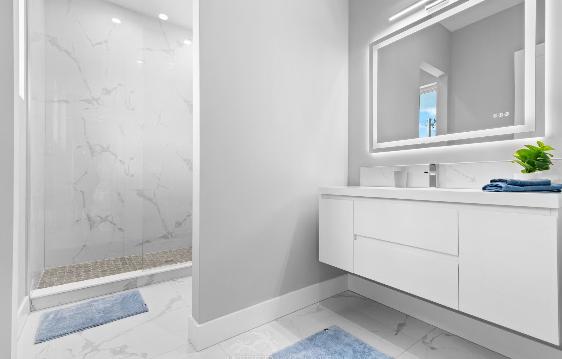 Blick auf Kanal mit Bootsanlegestelle und Zugang zum Golf von Mexiko.