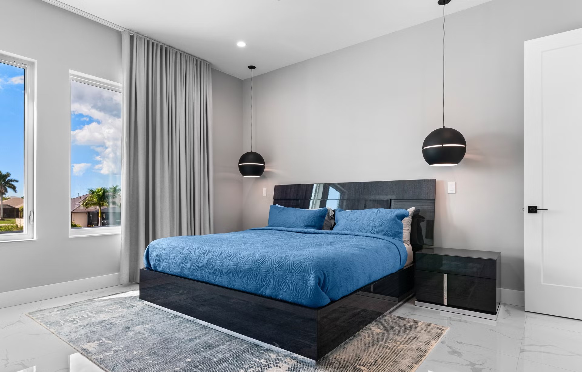 Moderne Villa am Kanal mit Salzwasserpool, Spa und Bootsanlegestelle.