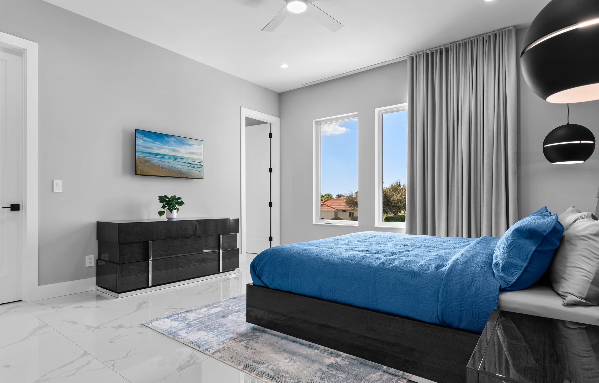 Moderne Waterfront-Villa am Kanal mit Salzwasserpool und Spa.