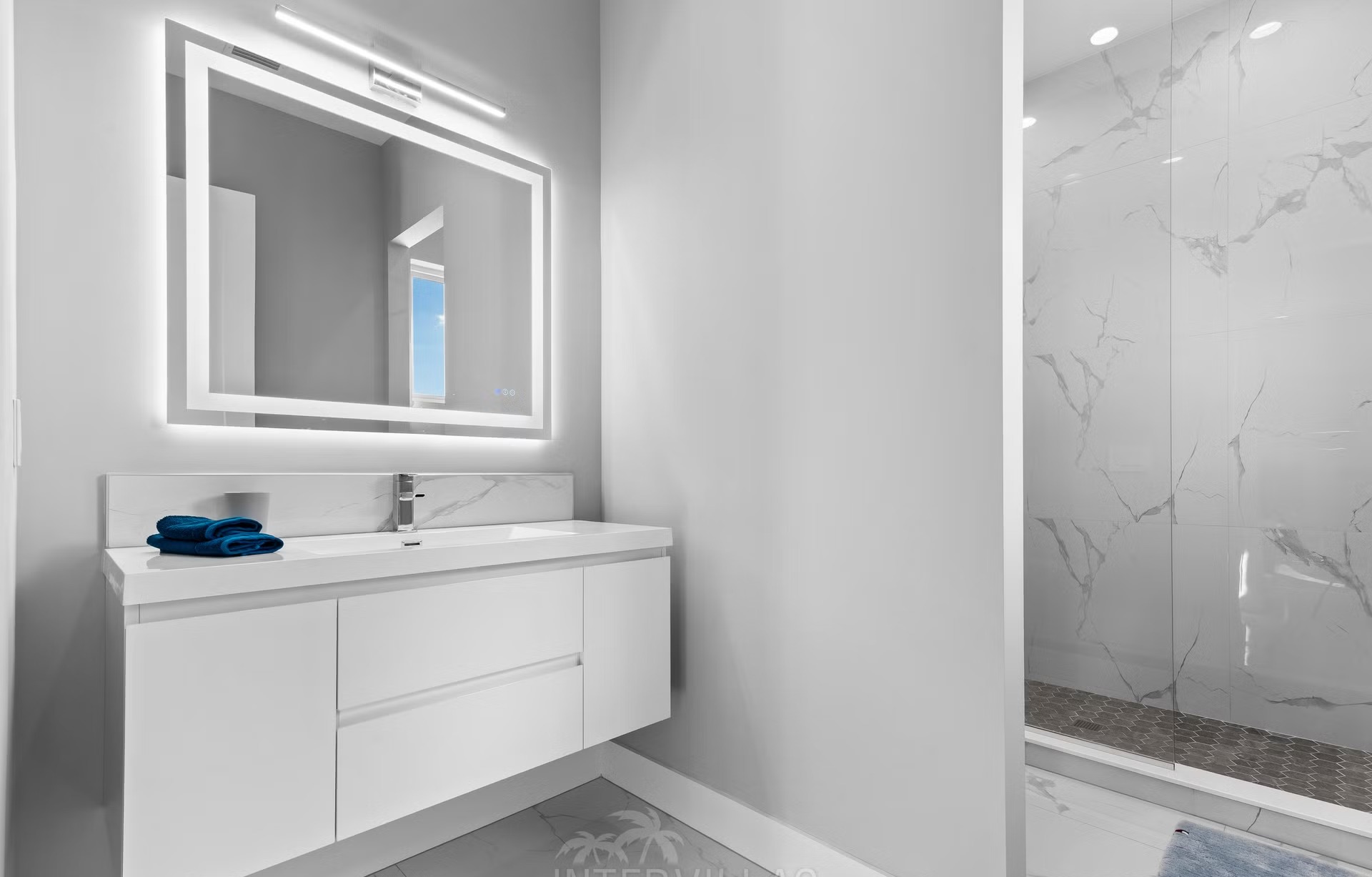 Blick auf den Kanal mit Bootsanlegestelle und Kajak am Wasser.