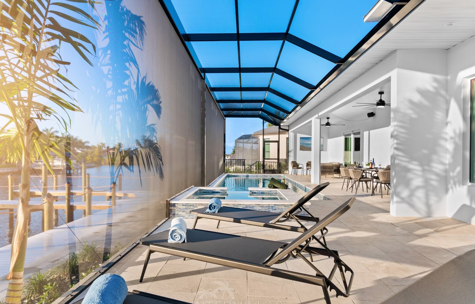 Moderne Villa am Kanal mit Salzwasserpool, Spa und Bootsanleger (Westausrichtung).