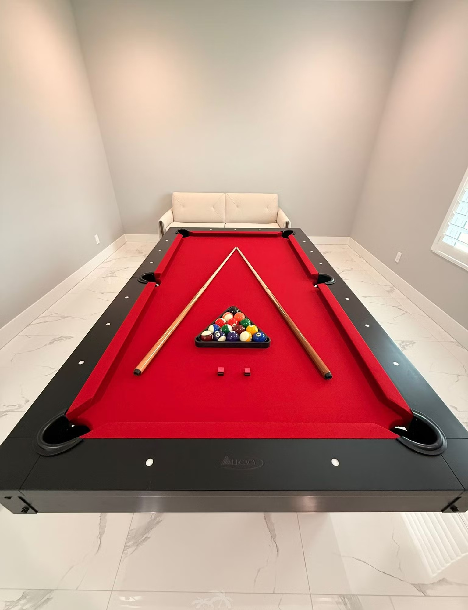 Außenansicht der modernen Villa am Kanal mit Salzwasserpool und Spa.