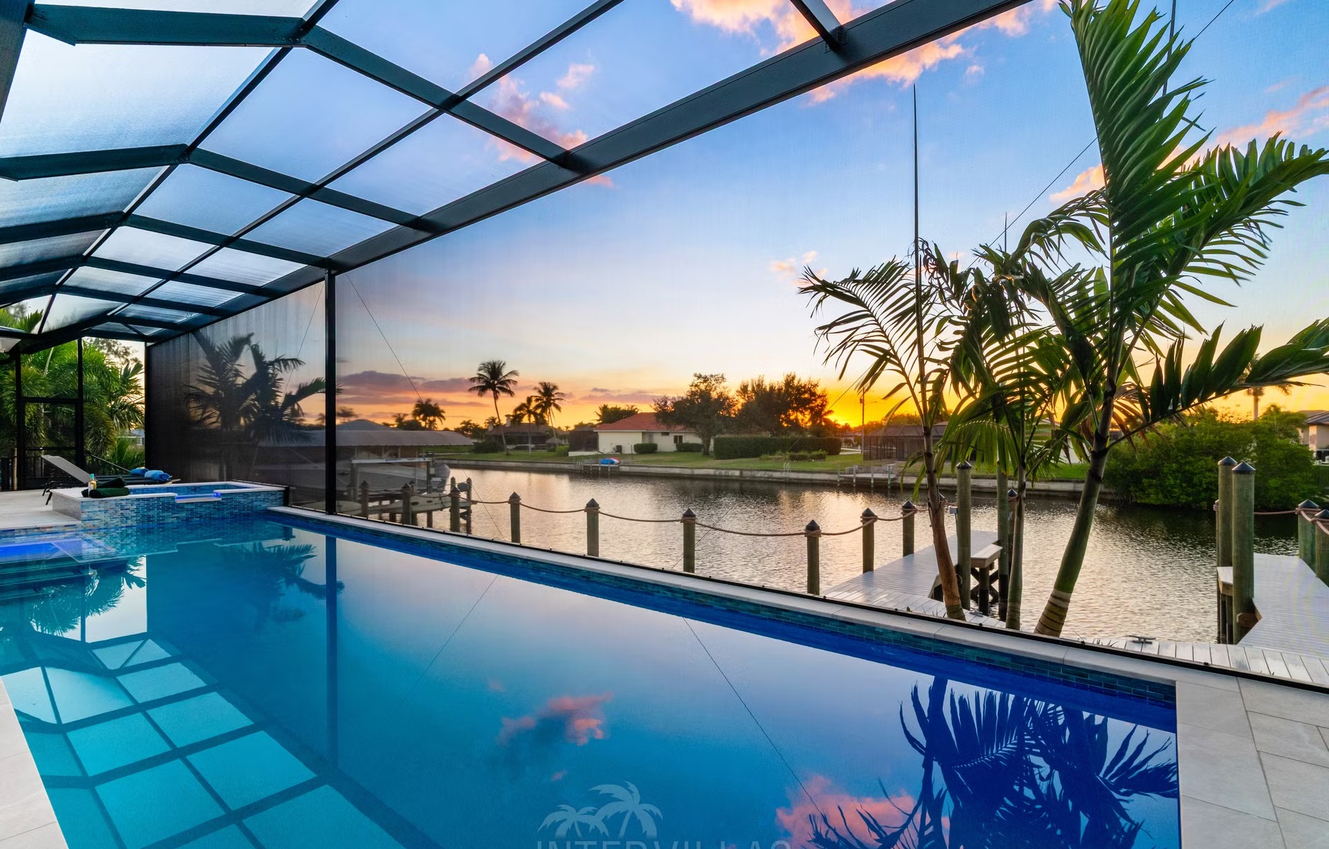 Moderne Waterfront-Villa am Kanal mit Salzwasserpool und Spa.