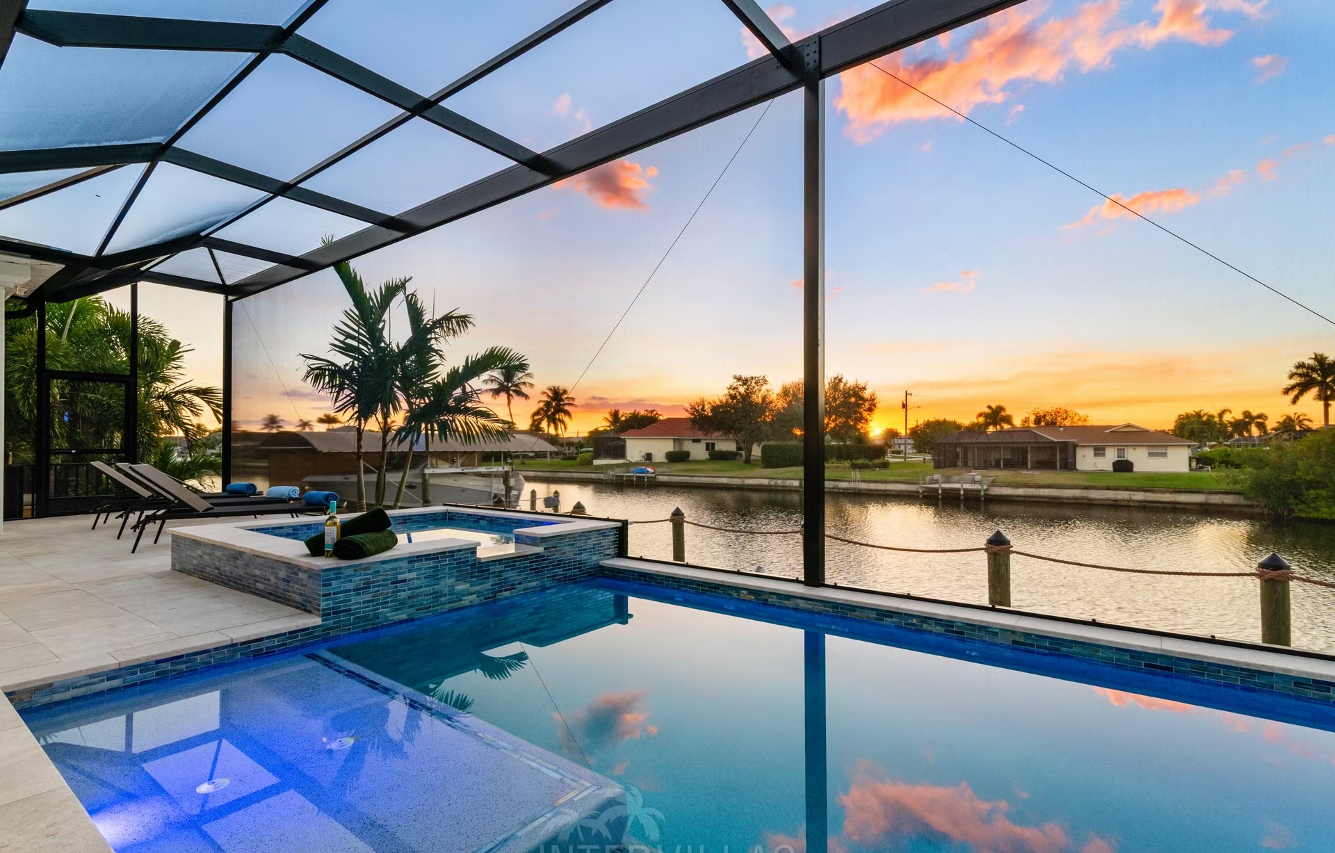 Salzwasserpool mit Spa und Blick auf den Kanal bei Sonnenuntergang.
