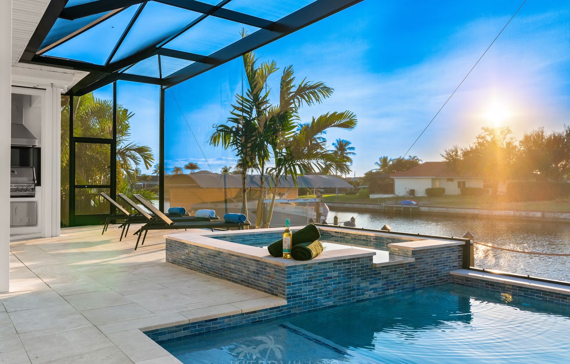 Moderne Villa am Kanal mit Salzwasserpool und Outdoor-Spa.