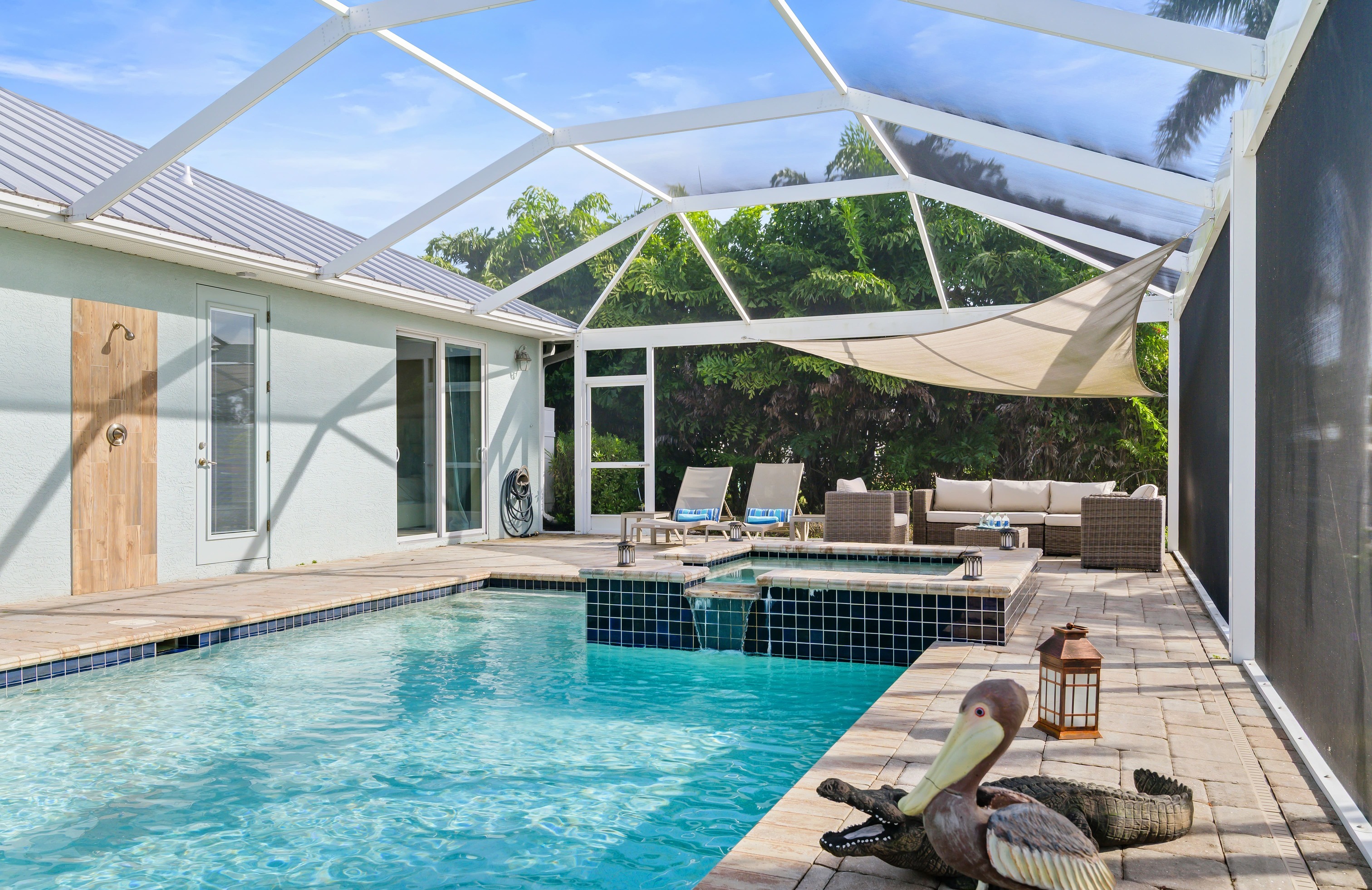 Privates Dock am Kanal mit Tiki-Hut und Bootslift.