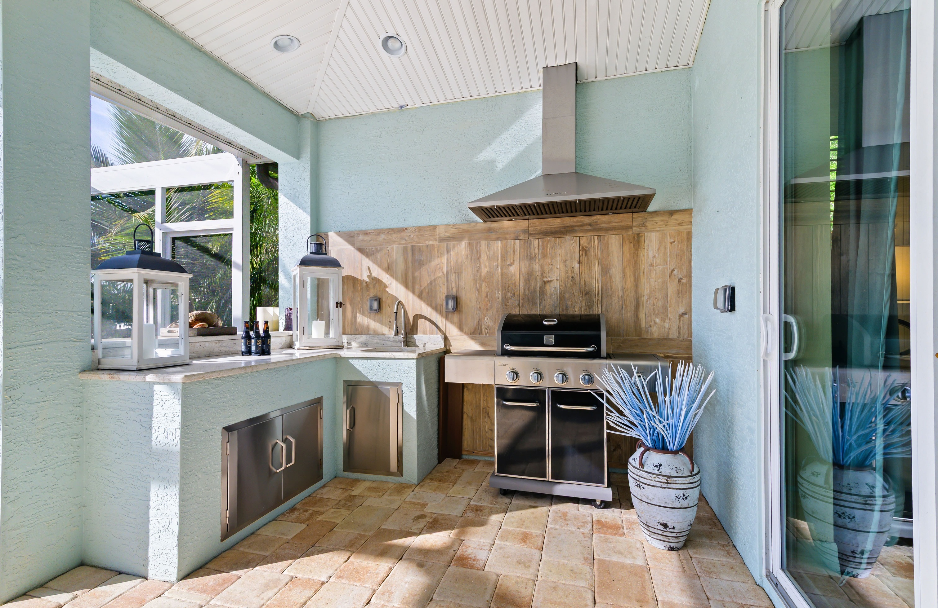 Privates Dock am Kanal mit Tiki-Hut und Bootslift.