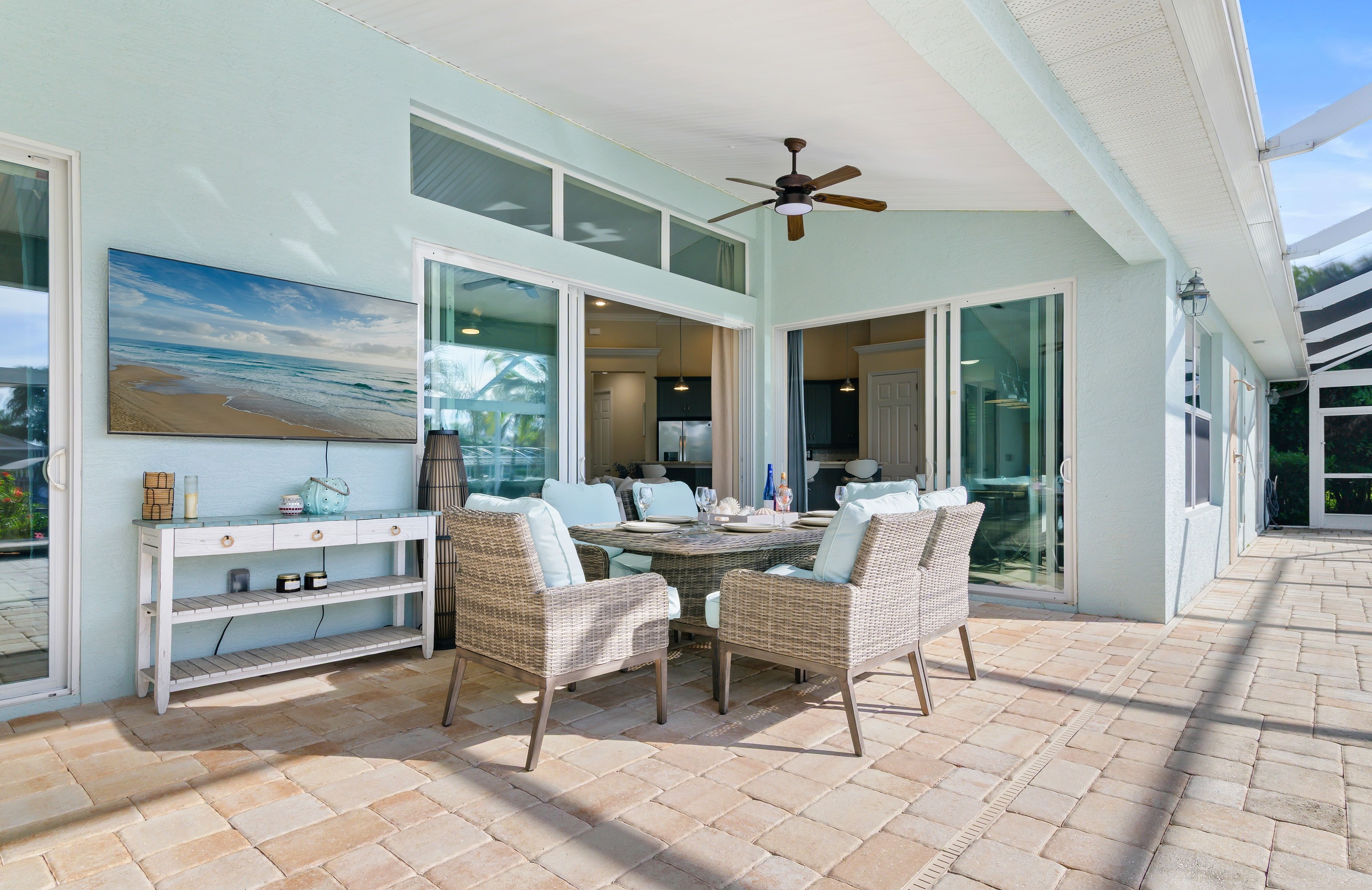 Privates Dock am Kanal mit Tiki-Hut und Bootslift.