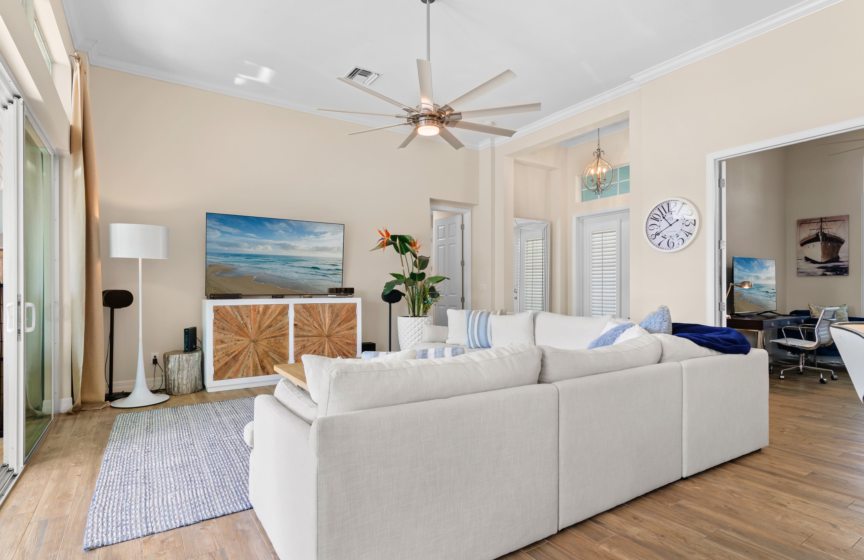 Privates Dock am Kanal mit Tiki-Hut und Bootslift.