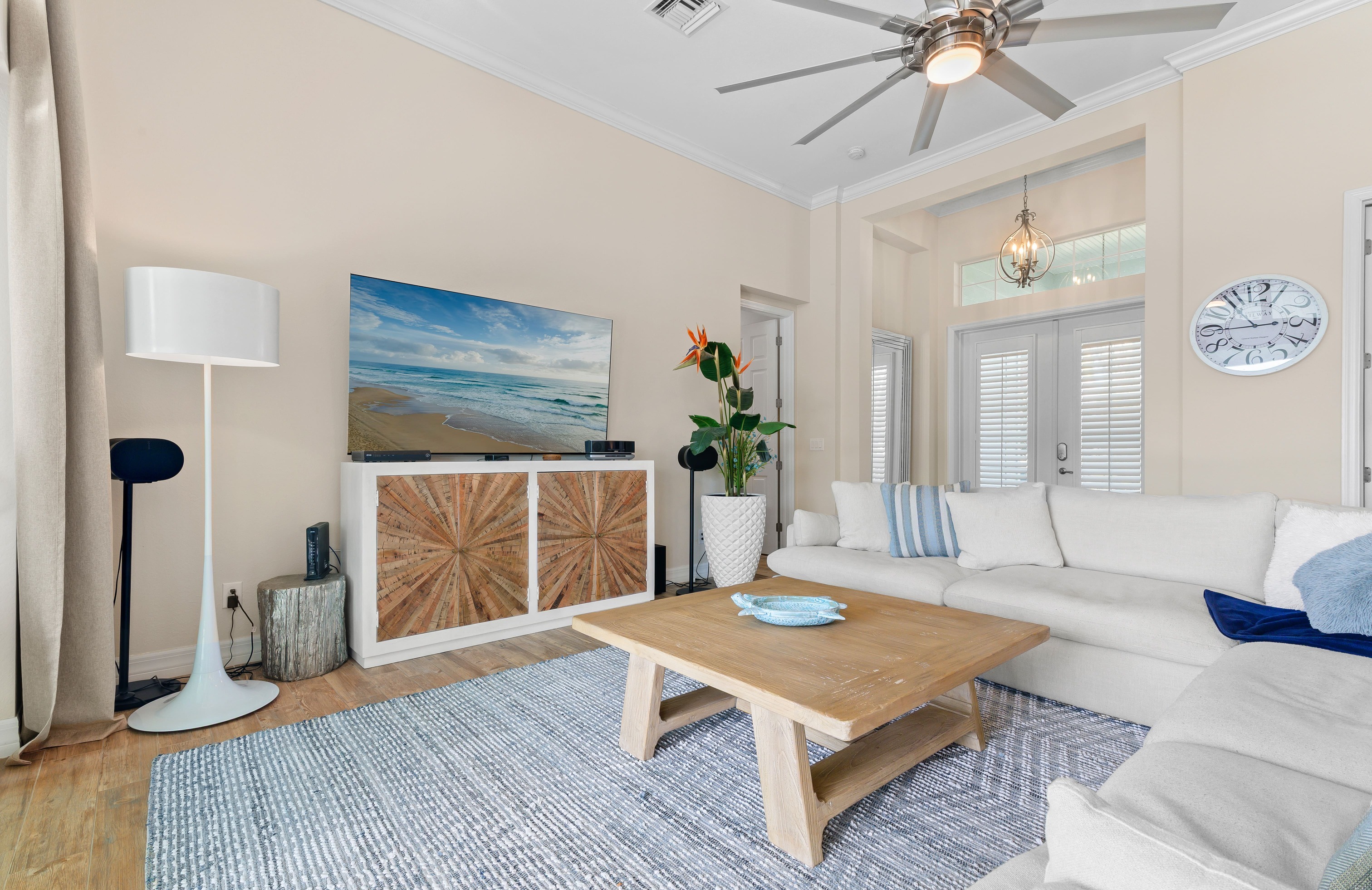 Privates Dock am Kanal mit Tiki-Hut und Bootslift.