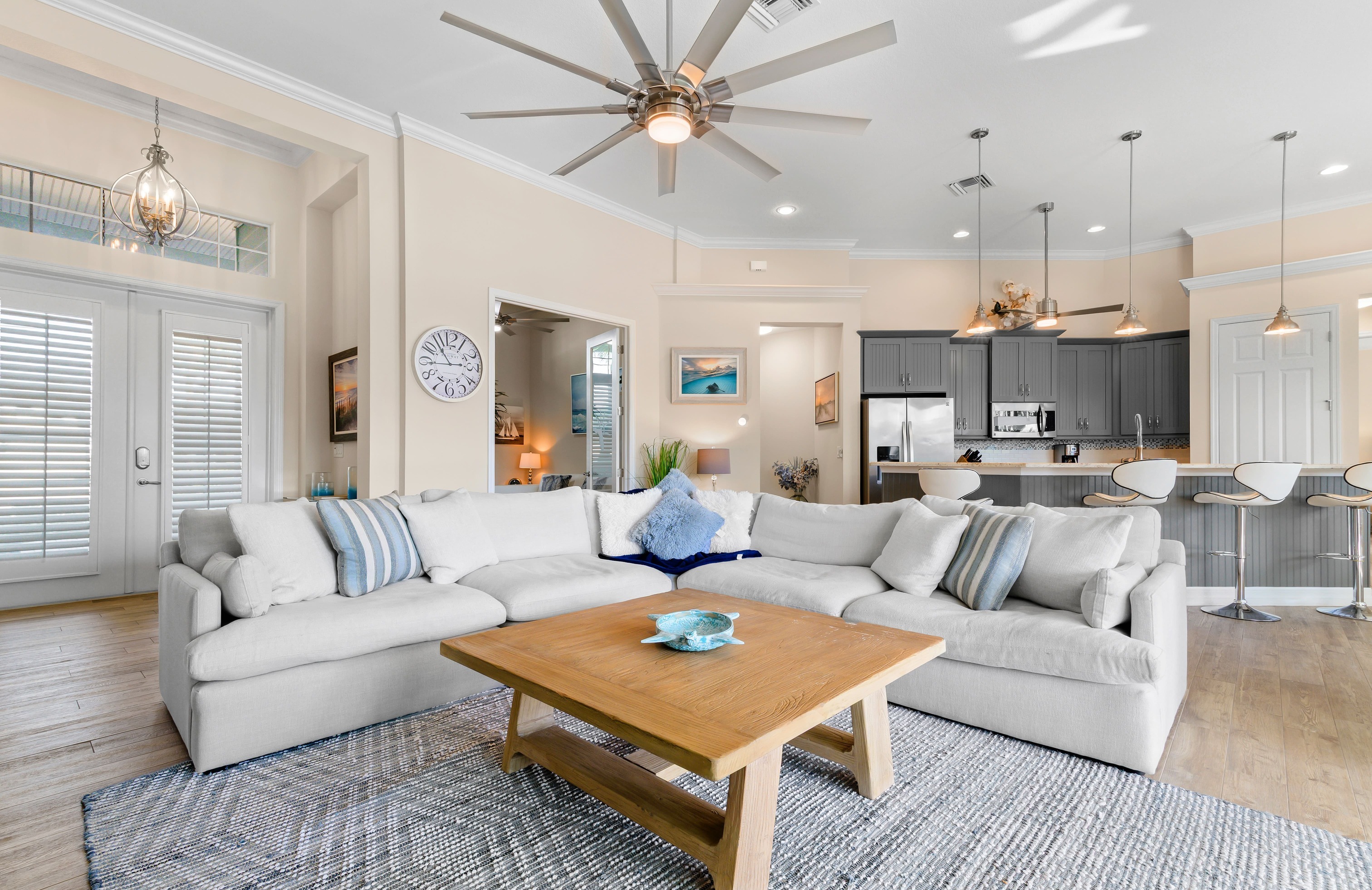 Privates Dock am Kanal mit Tiki-Hut und Bootsanlegestelle.