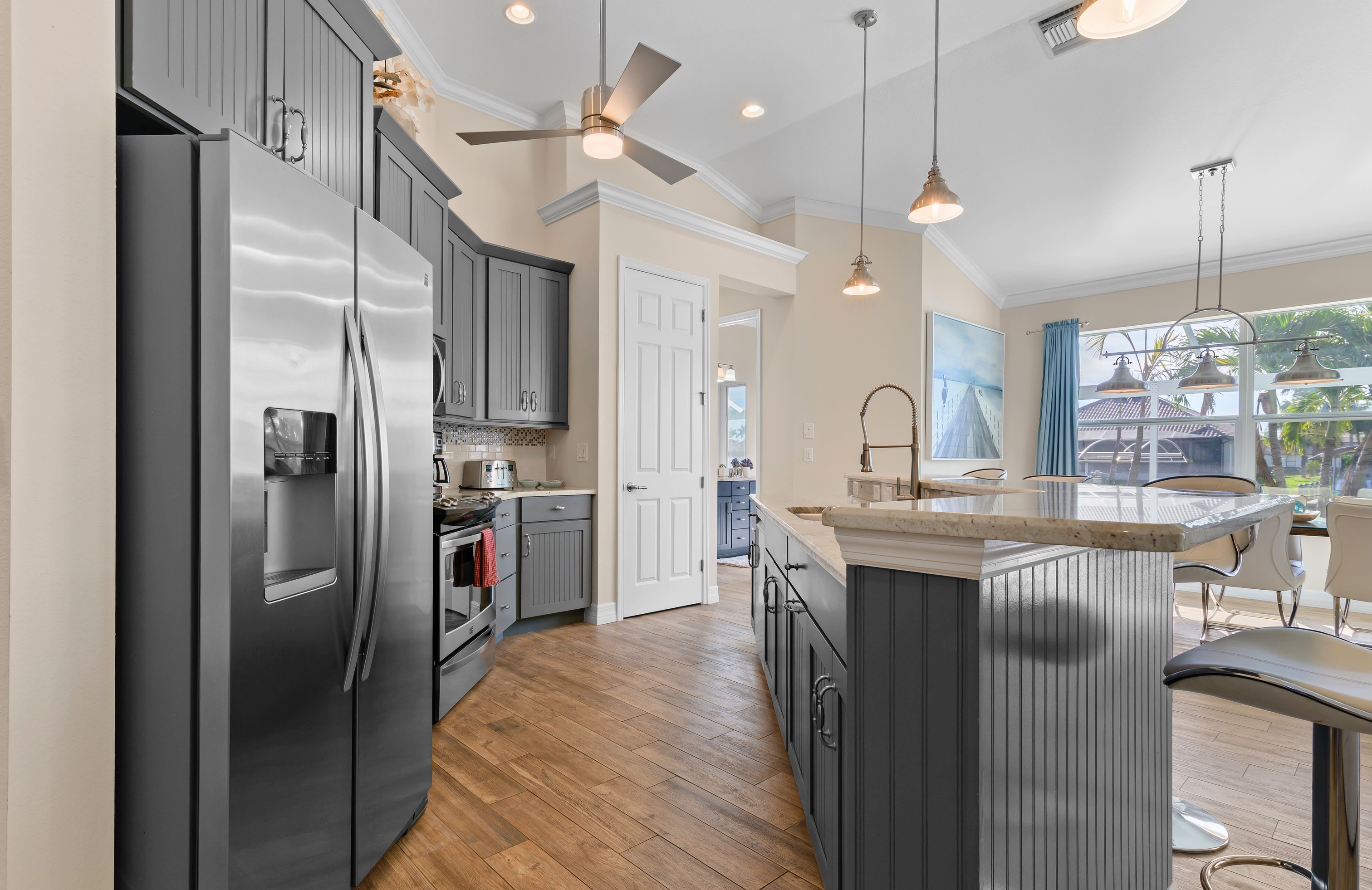 Privates Dock am Kanal mit Tiki-Hut und Bootslift.