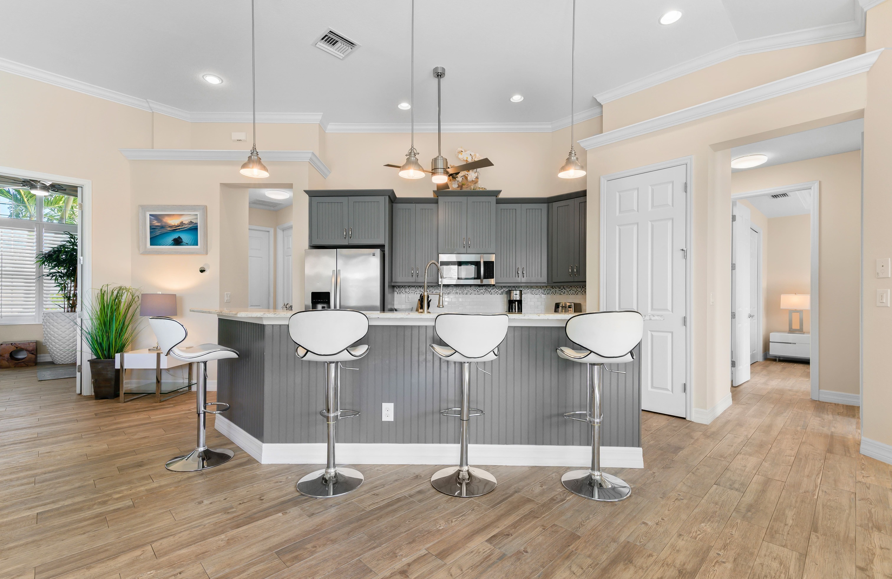 Privates Dock am Kanal mit Tiki-Hut und Bootslift.