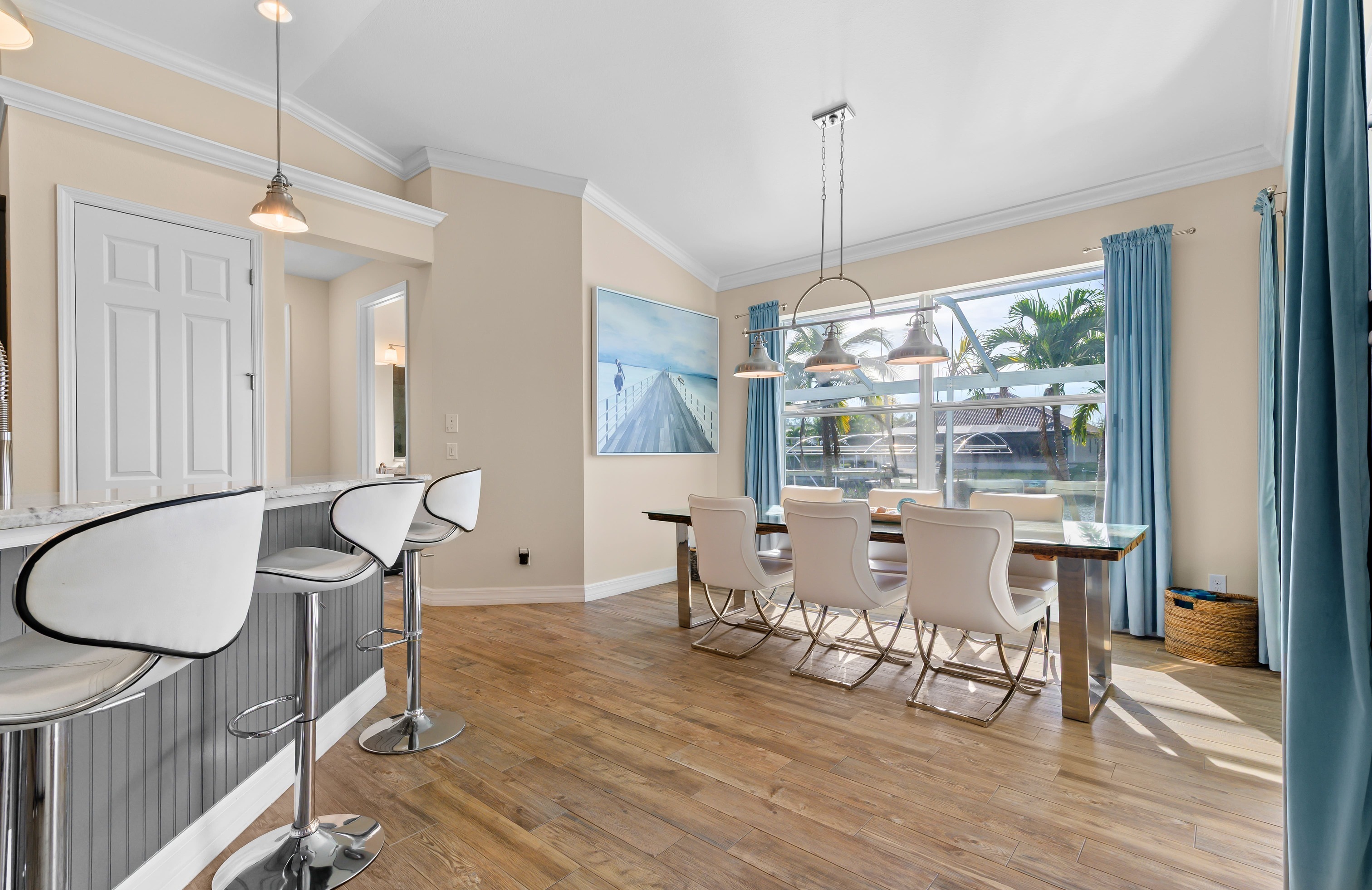 Privates Dock am Kanal mit Tiki-Hut und Bootsanlegestelle.