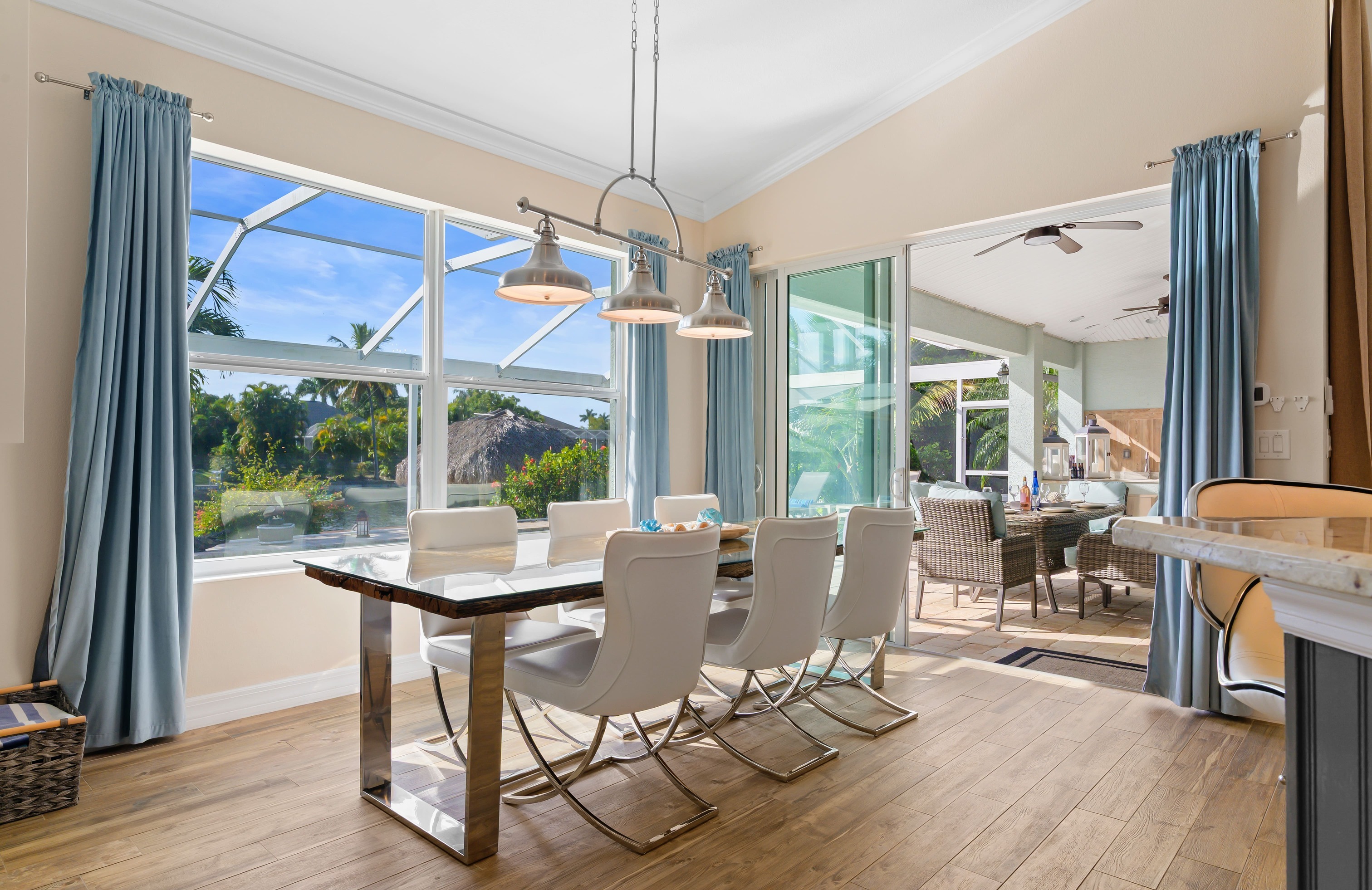 Privates Dock am Kanal mit Tiki-Hut und Bootslift.