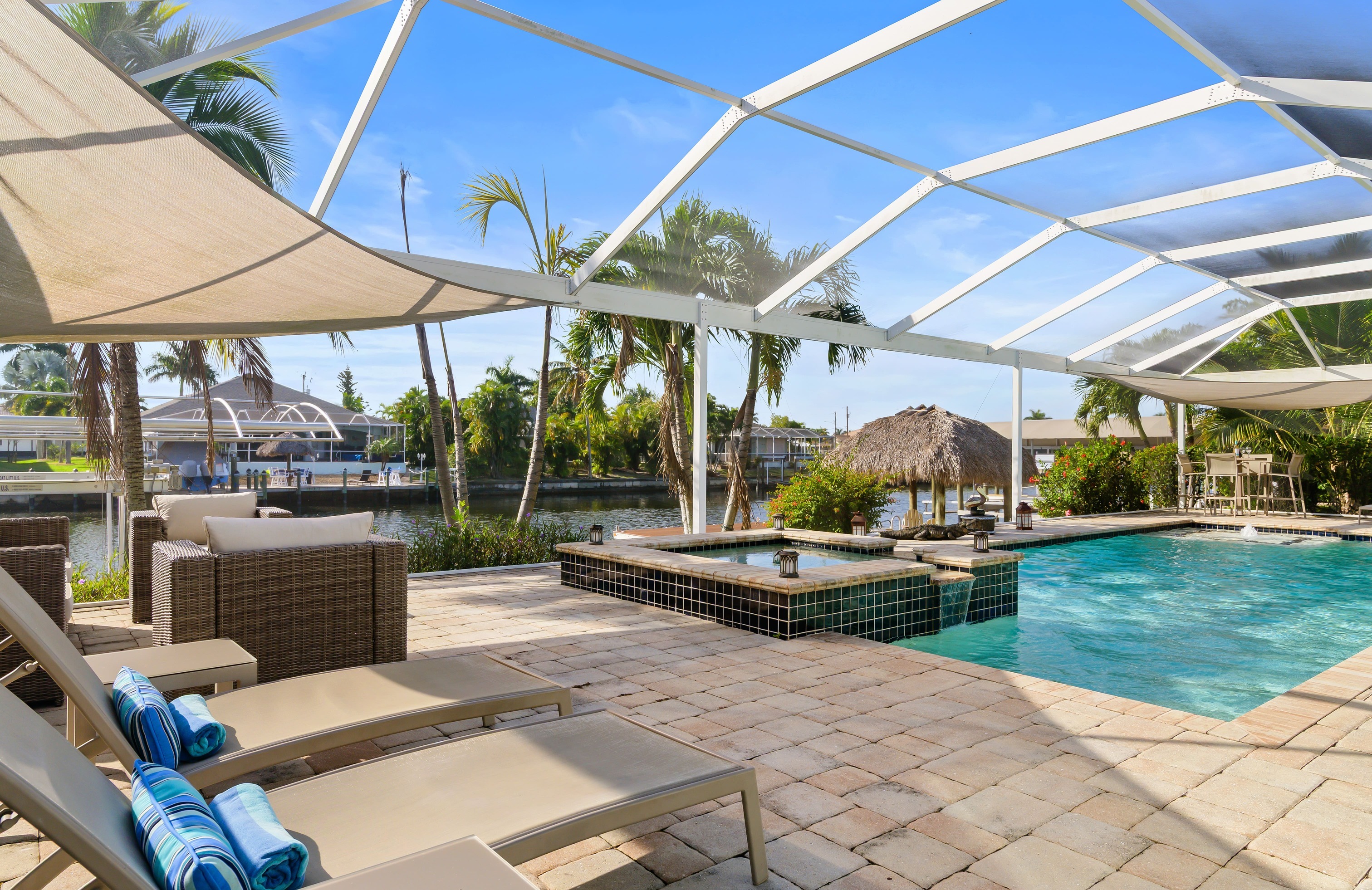 Privates Dock am Kanal mit Tiki-Hut und Bootslift.