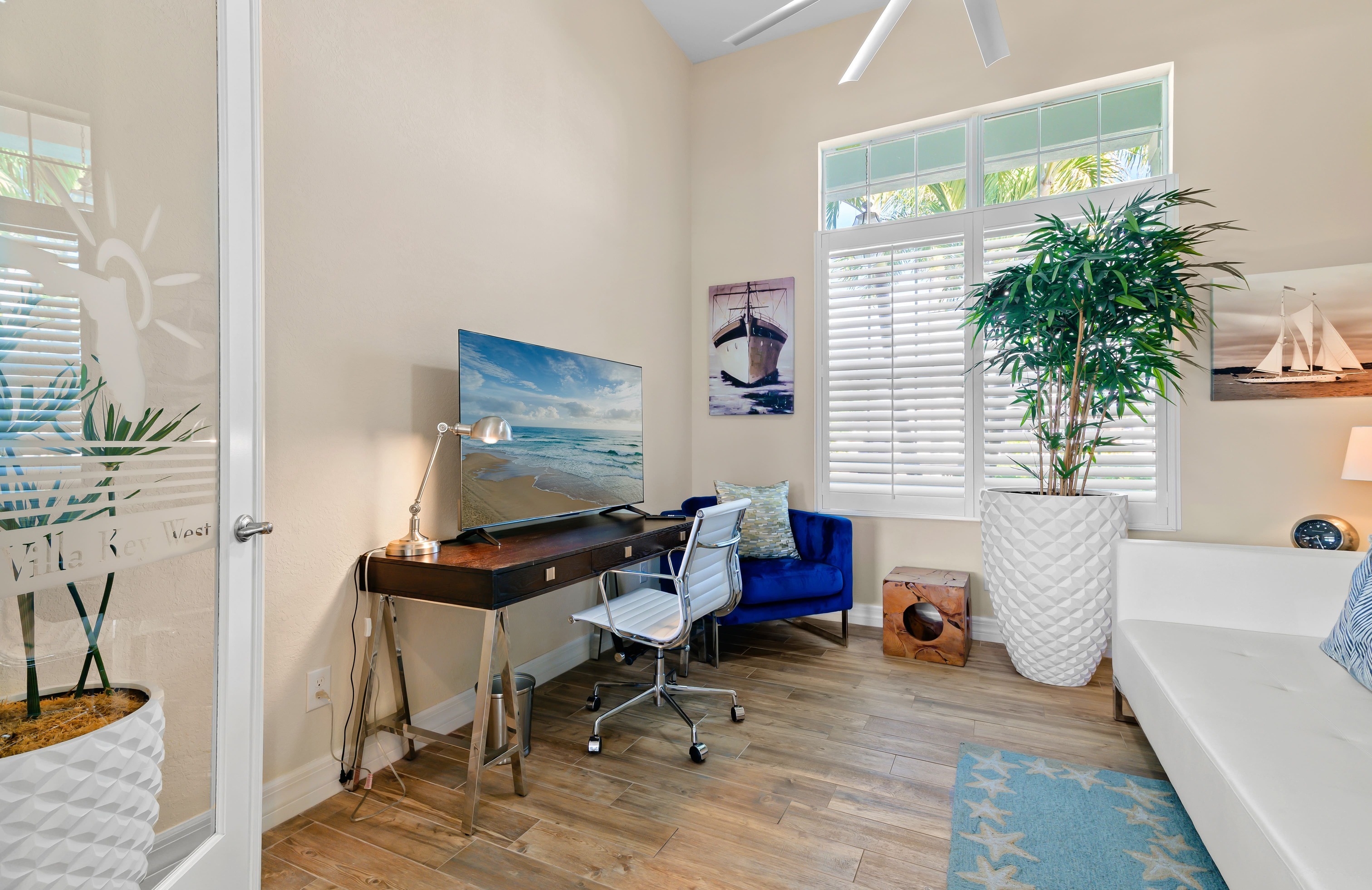 Privates Dock am Kanal mit Tiki-Hut und Bootslift.