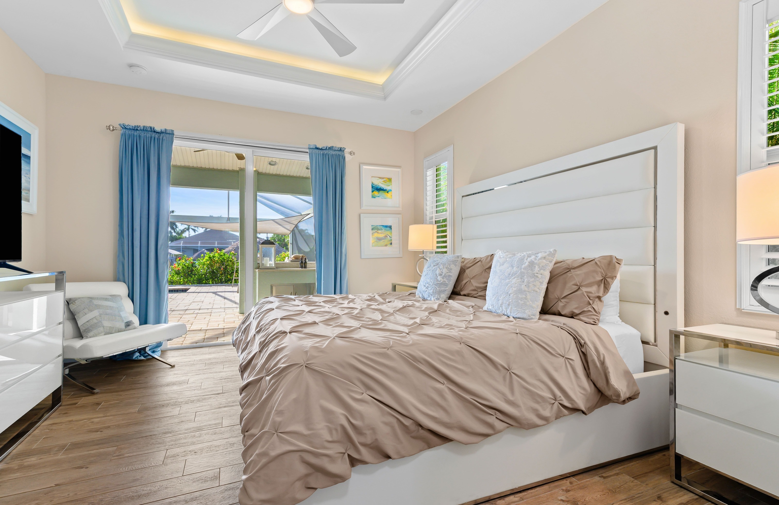 Privates Dock am Kanal mit Tiki-Hut und Bootsanlegestelle.