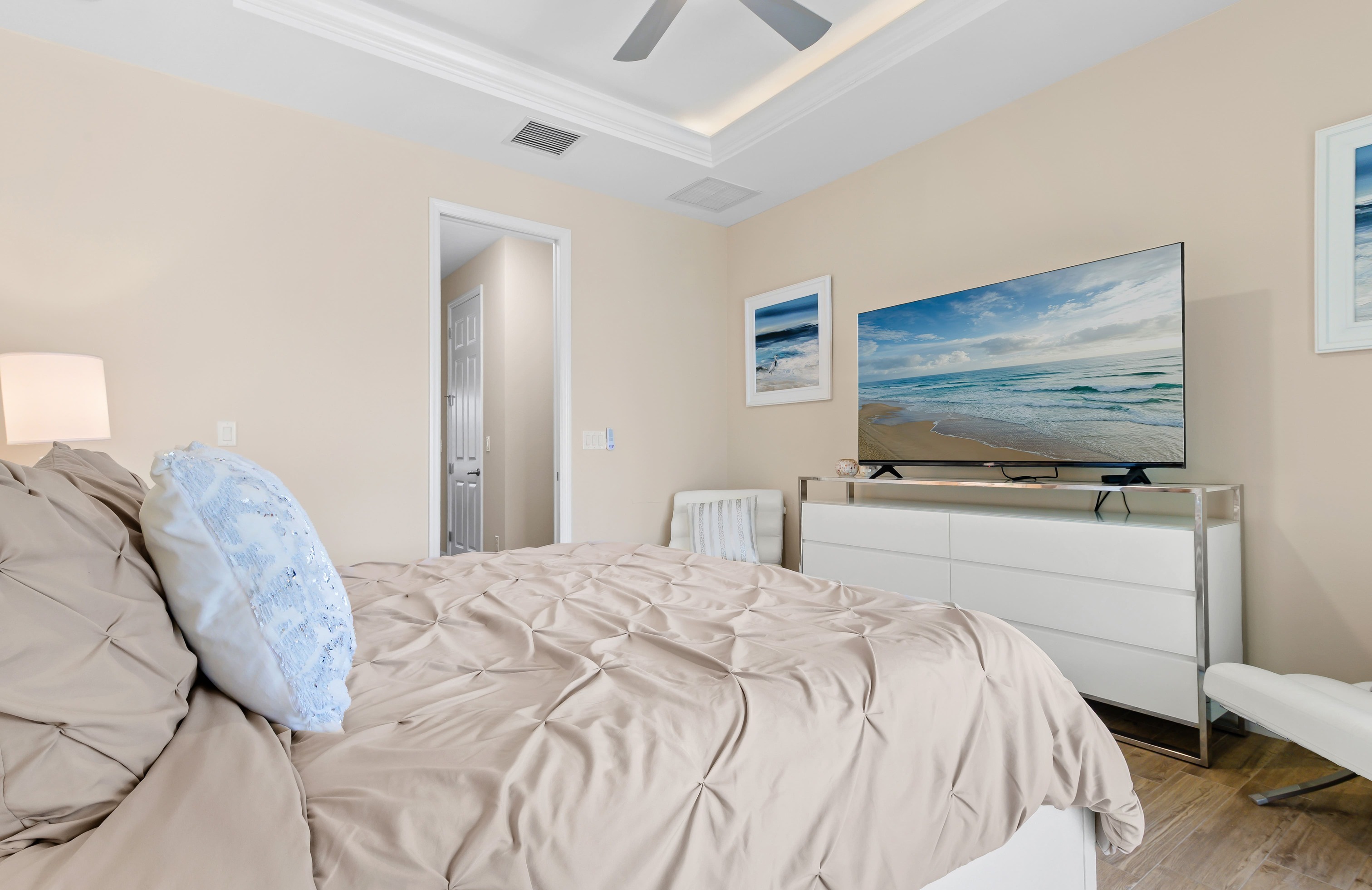 Privates Dock am Kanal mit Tiki-Hut und Bootslift.