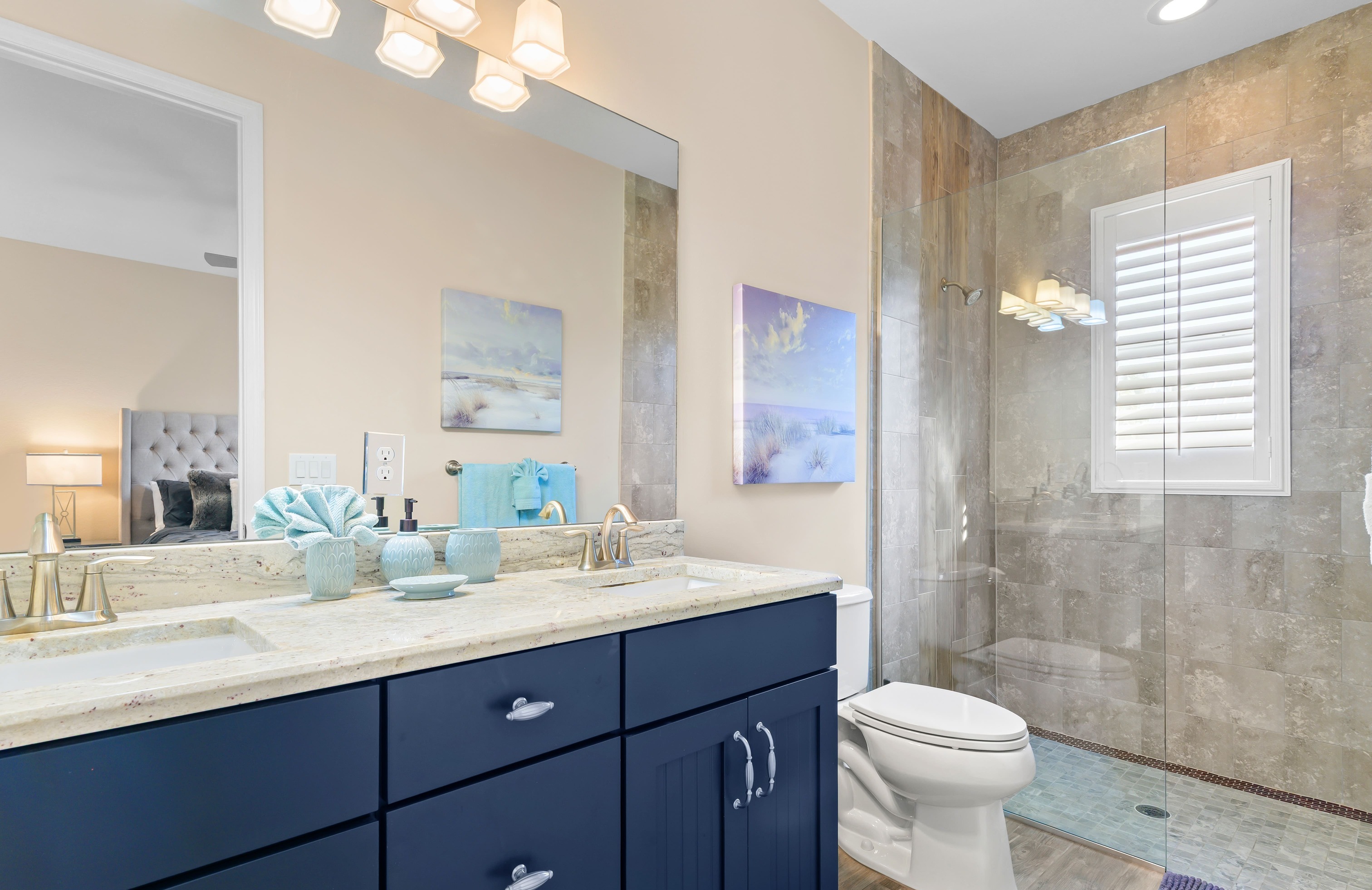 Privates Dock am Kanal mit Tiki-Hut und Bootsanlegestelle.