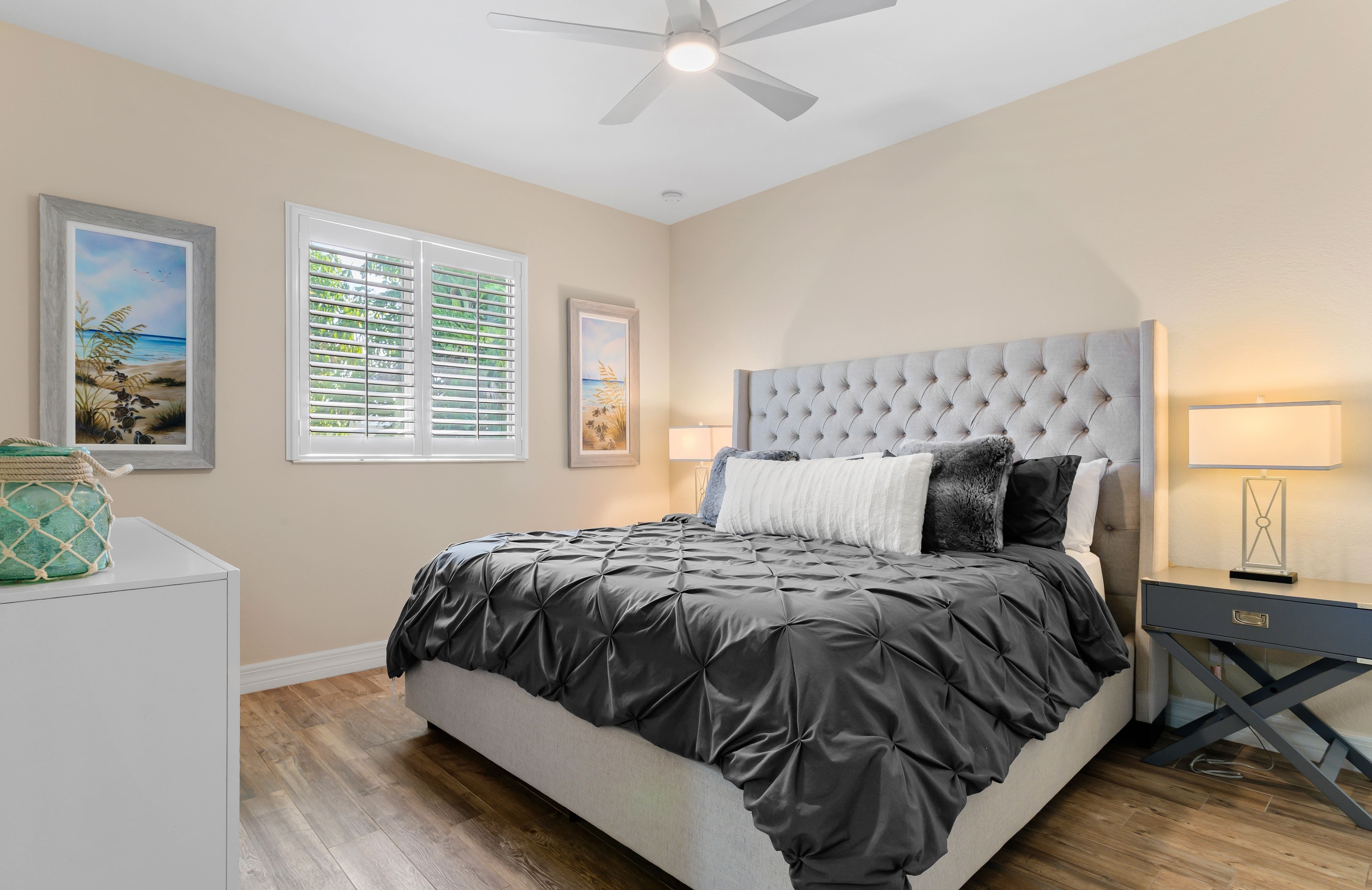 Privates Dock am Kanal mit Tiki-Hut und Bootslift.