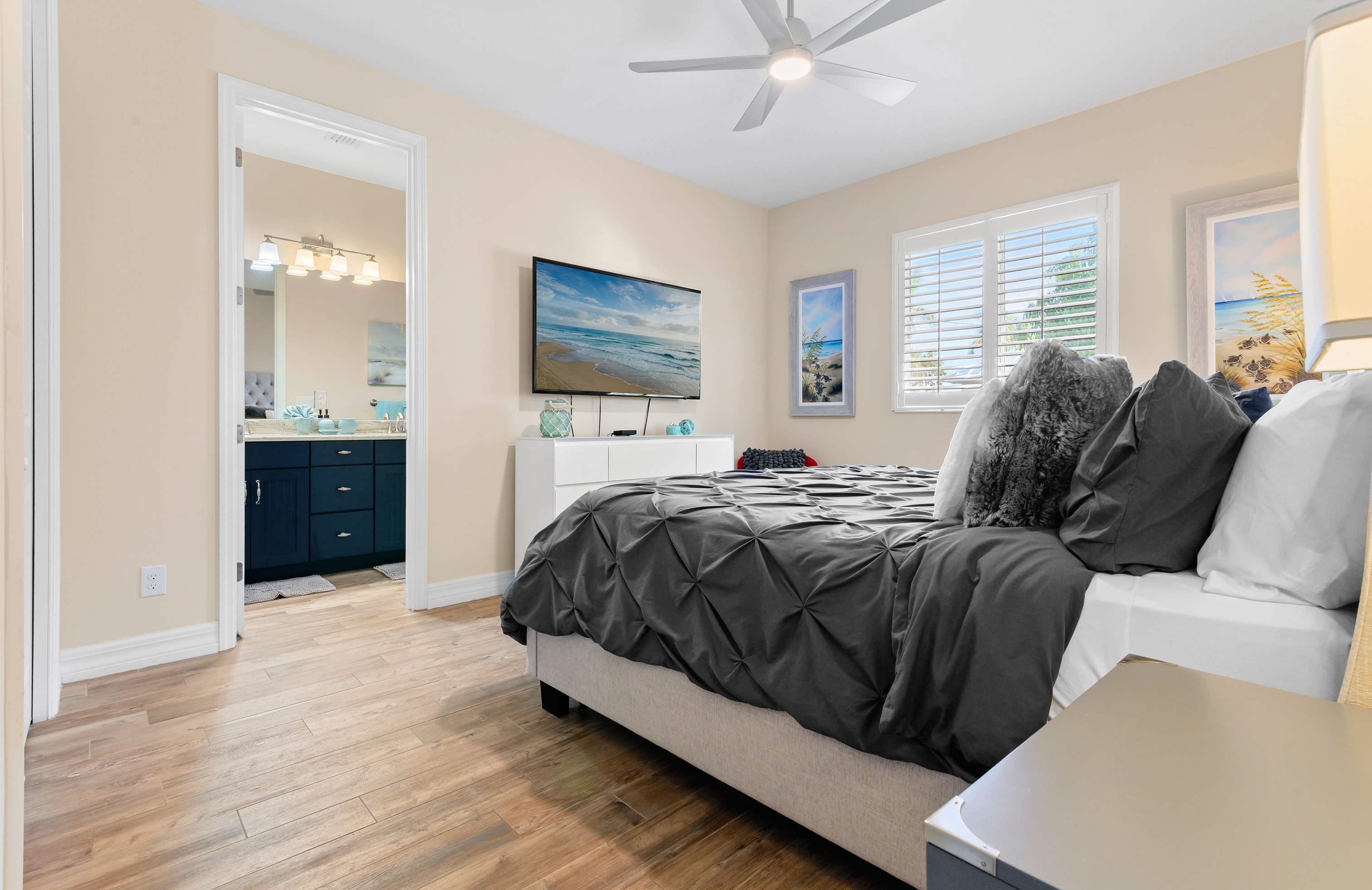 Privates Dock am Kanal mit Tiki-Hut und Bootslift.