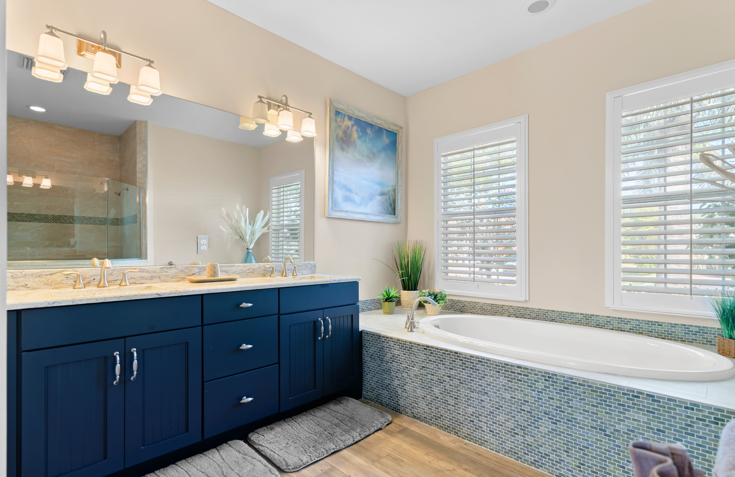 Privates Dock am Kanal mit Tiki-Hut und Bootslift.